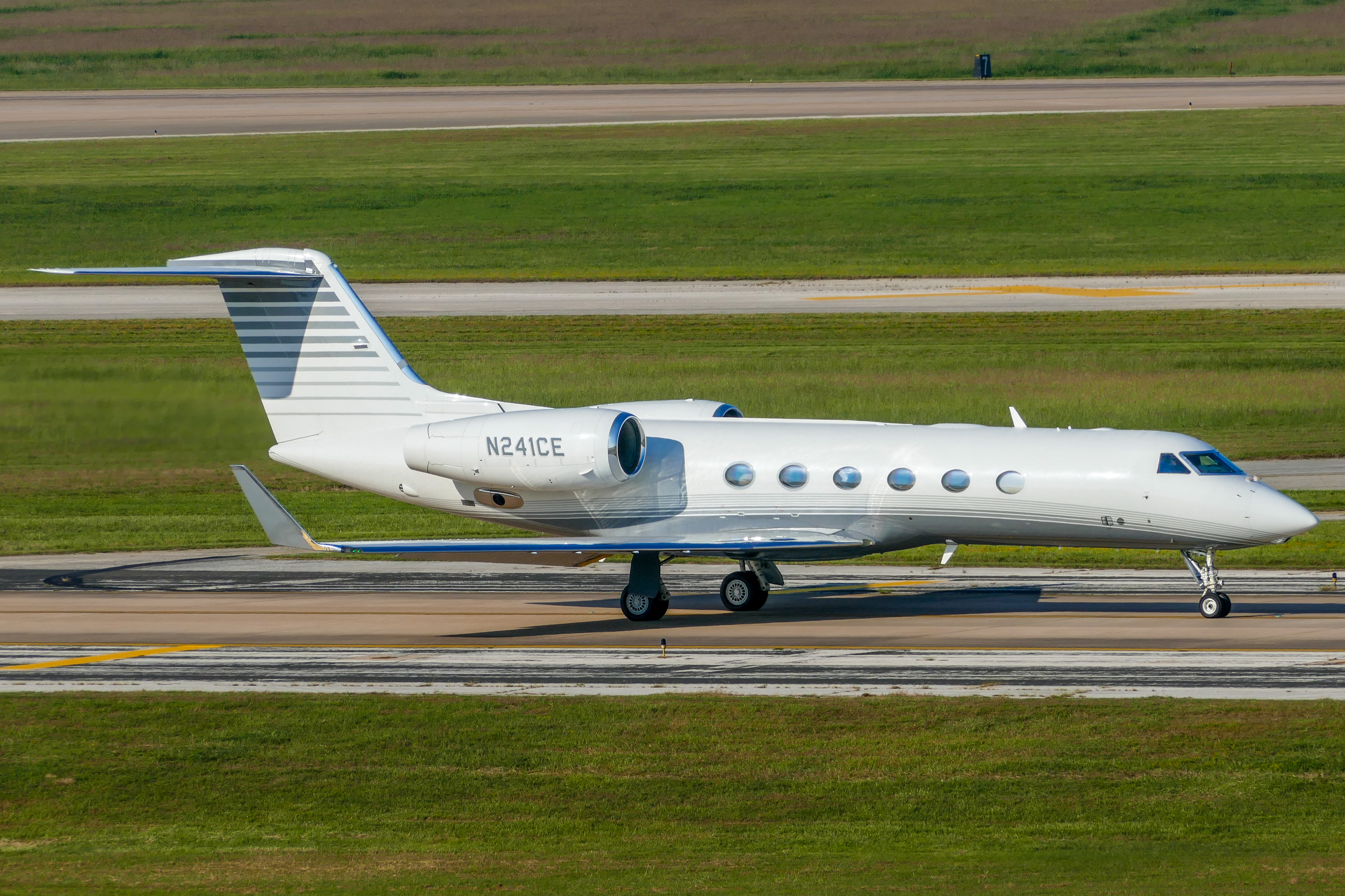 Full size: PRIVATE Gulfstream G450 N241CE at Austin-Bergstrom International Airport