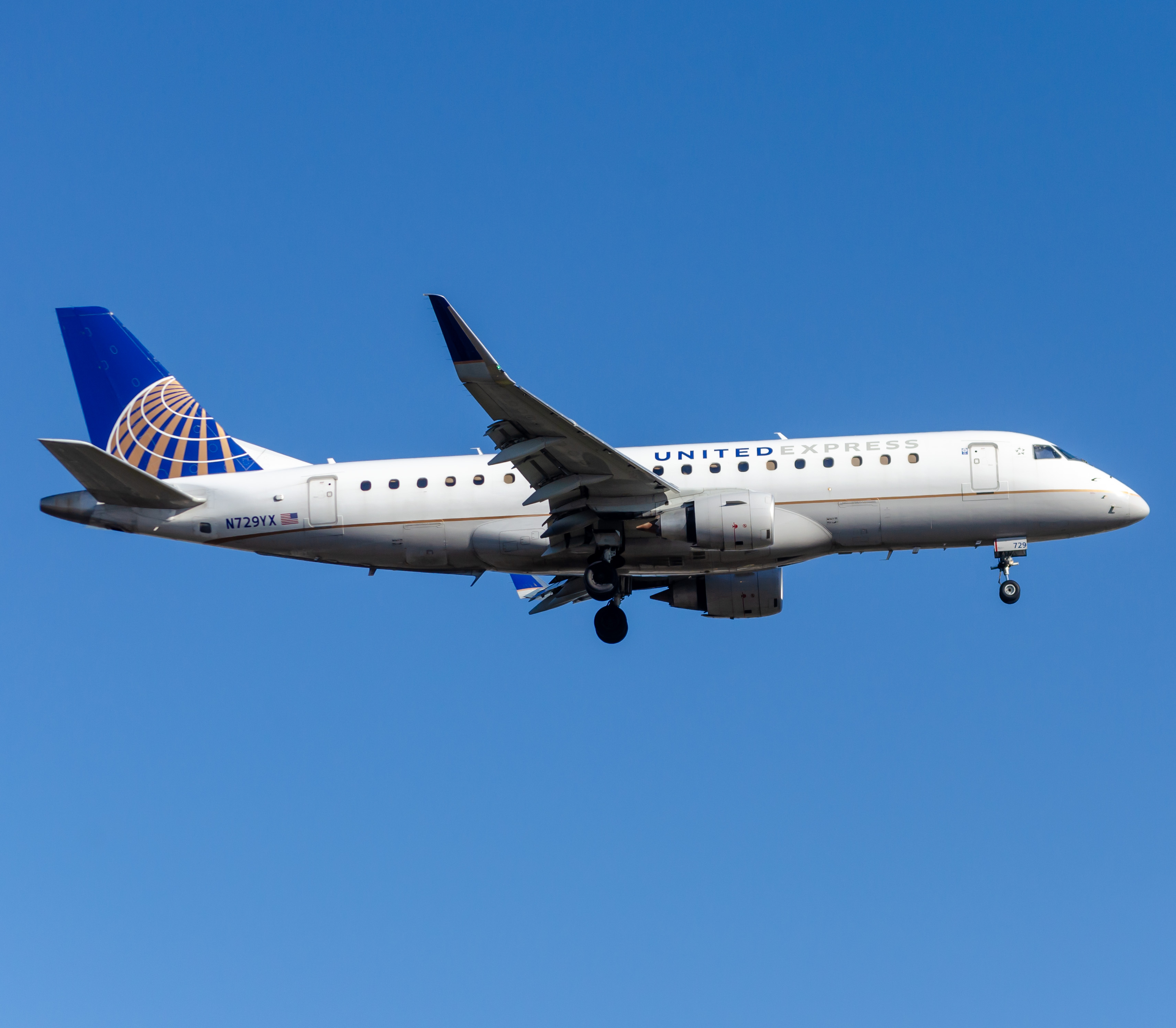 Full size: United Express Embraer E175 N729YX at Newark Liberty International Airport