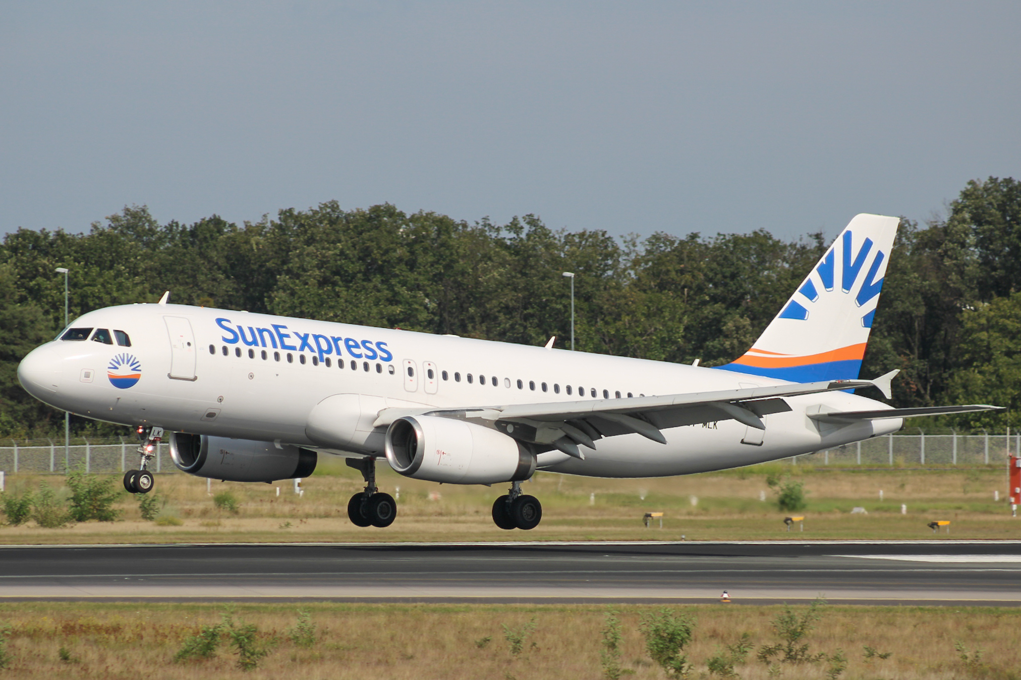 Full size: SunExpress Airbus A320 LY-MLK at Frankfurt International Airport
