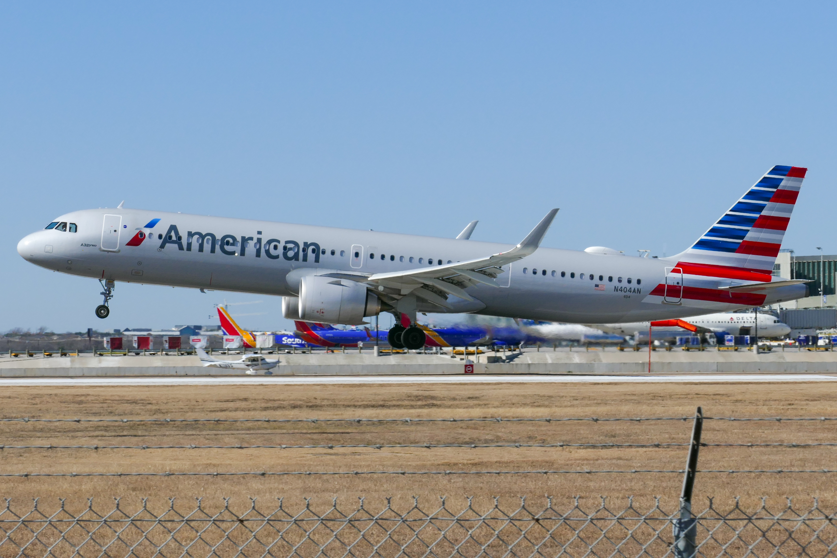 Full size: American Airlines Airbus A321NEO N404AN  at Austin-Bergstrom International Airport