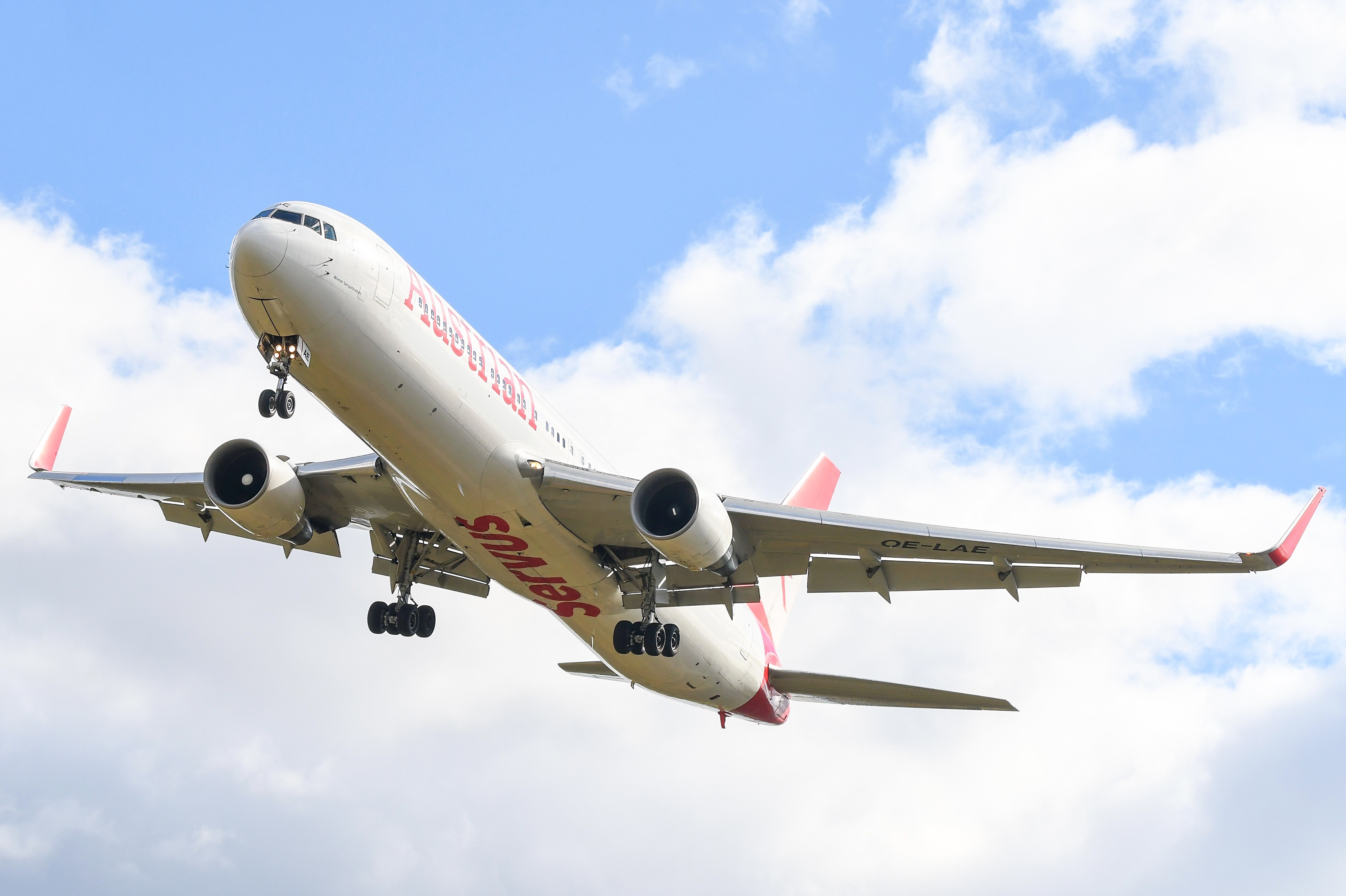 Full size: Austrian Airlines Boeing 767-300ER OE-LAE at Washington Dulles International Airport