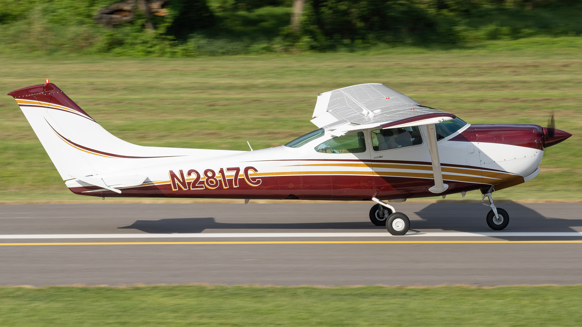 Full size: PRIVATE Cessna 182 Skylane N2817C at College Park Airport