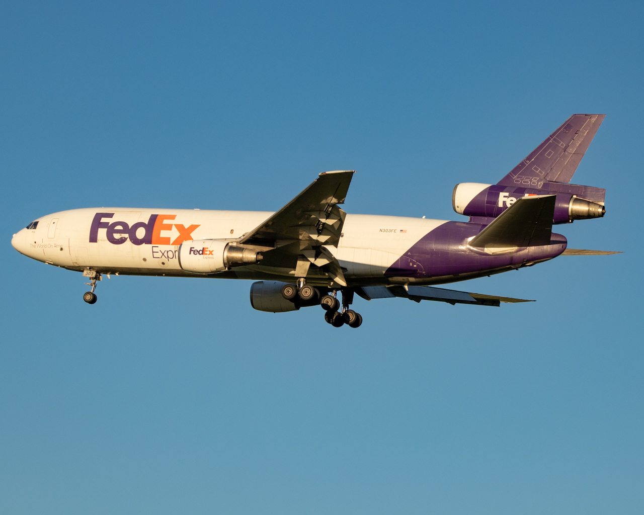 Full size: FedEx McDonnell Douglas DC-10F N303FE at Orlando International Airport