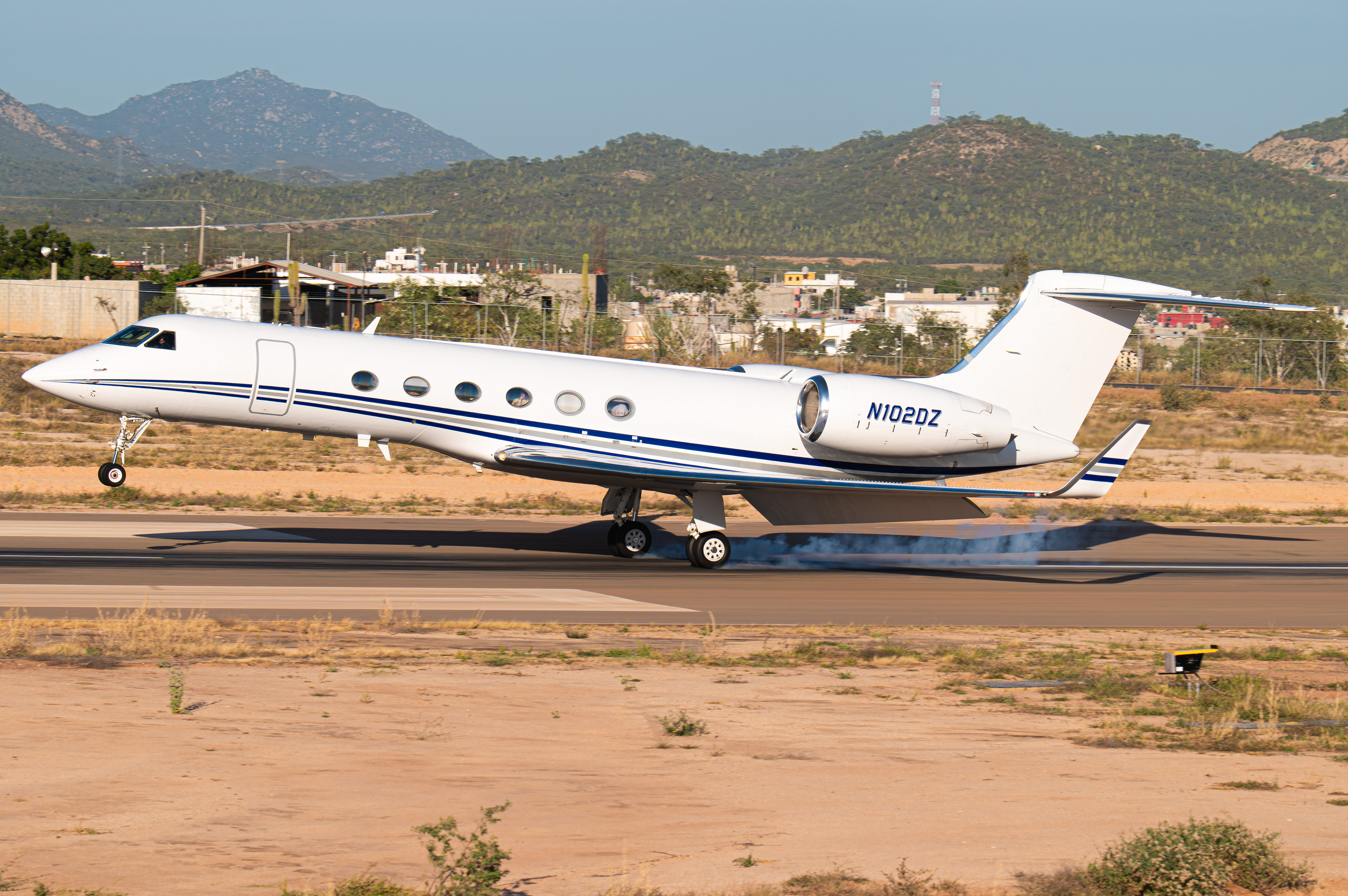 Full size: PRIVATE Gulfstream V N102DZ at Aeropuerto de Cabo San Lucas Internacional