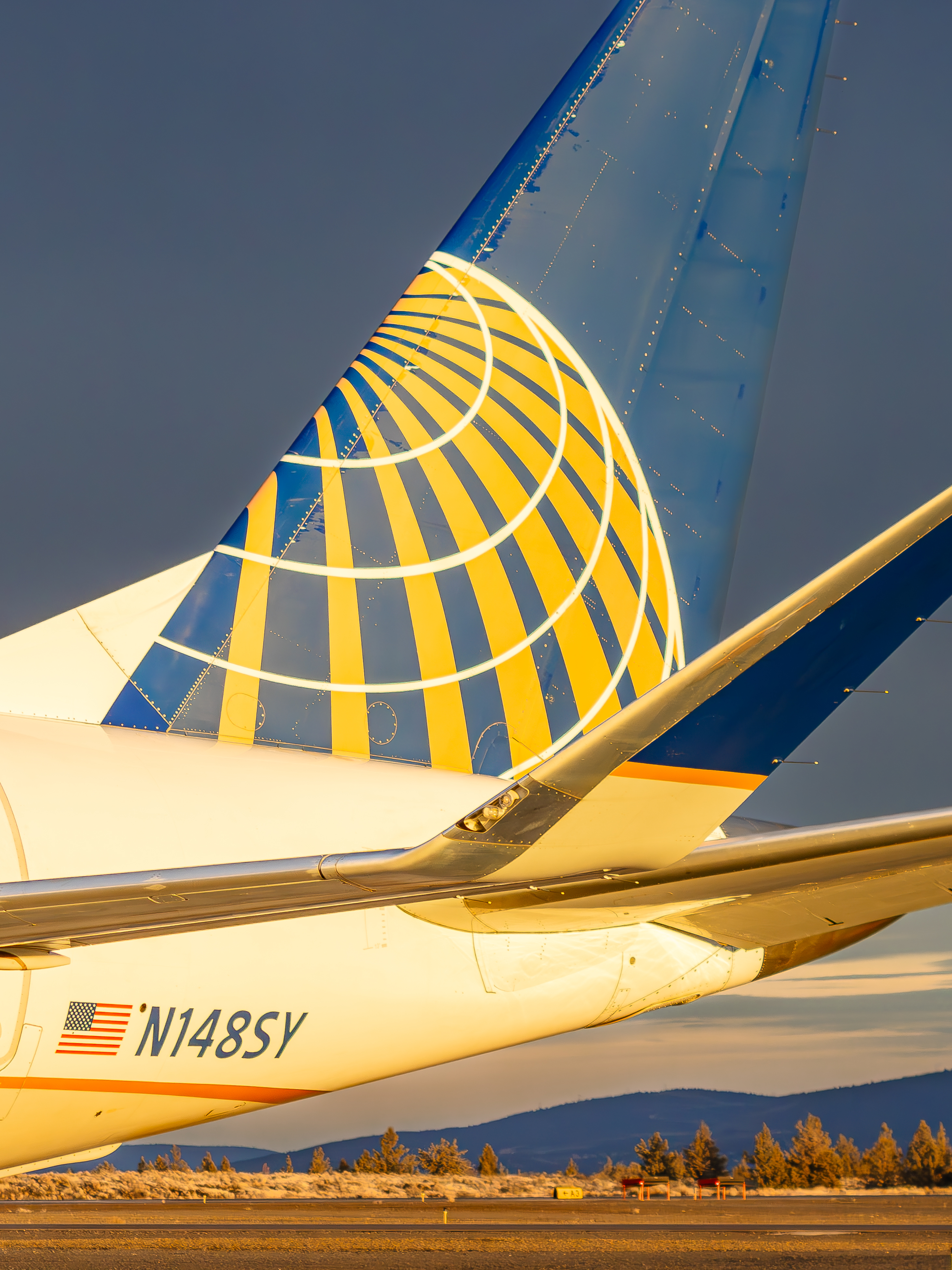 Full size: SkyWest Airlines Embraer E175 N148SY at Roberts Field Airport