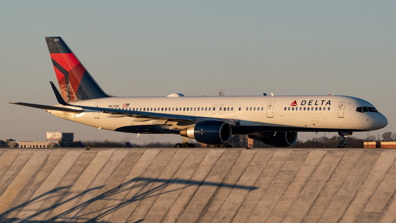 Full size: Delta Airlines Boeing 757-200 N672DL at Hartsfield-Jackson Atlanta International Airport
