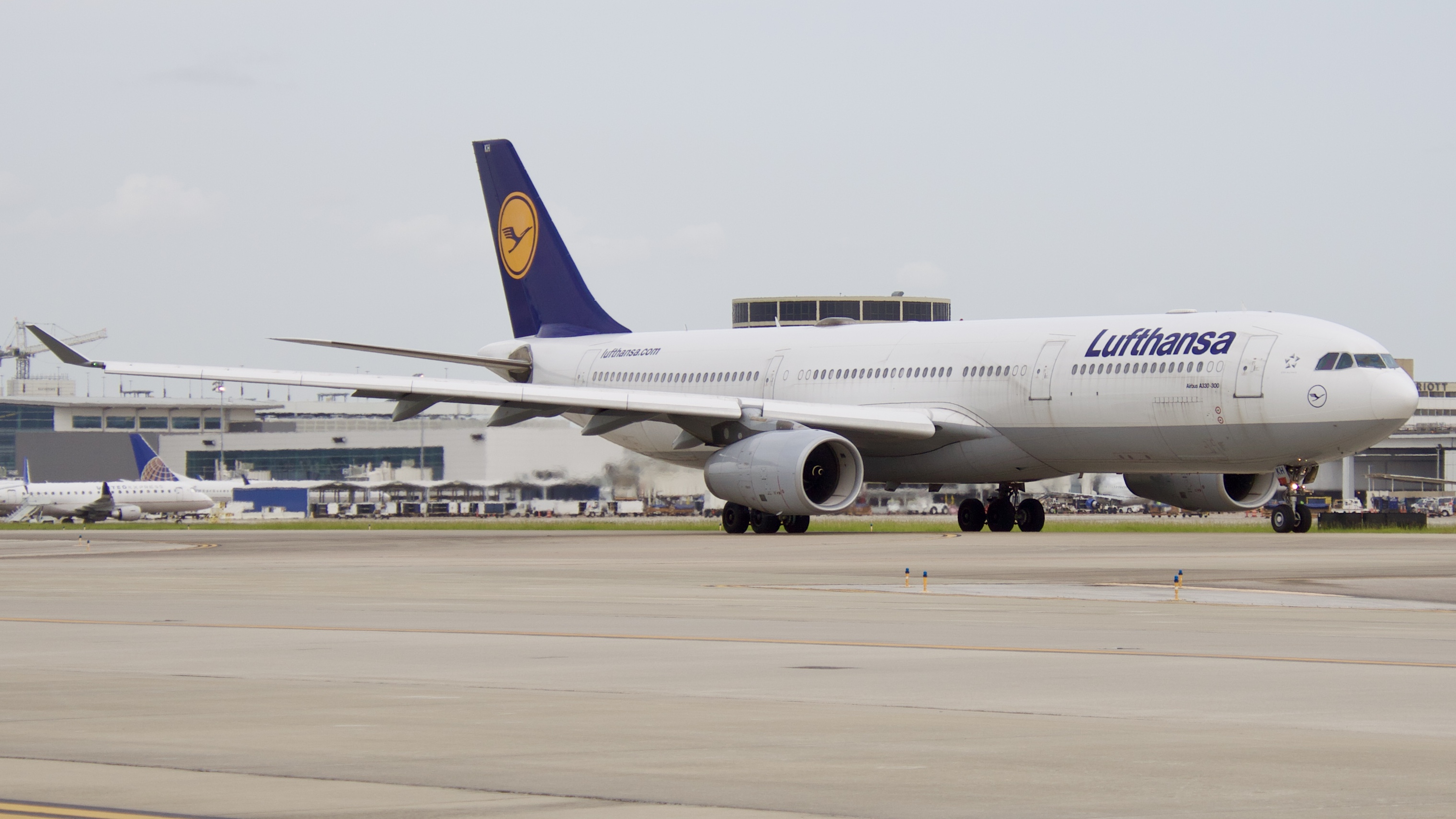 Full size: Lufthansa Airbus A330-300 D-AIKH at Houston-George Bush Intercontinental Airport