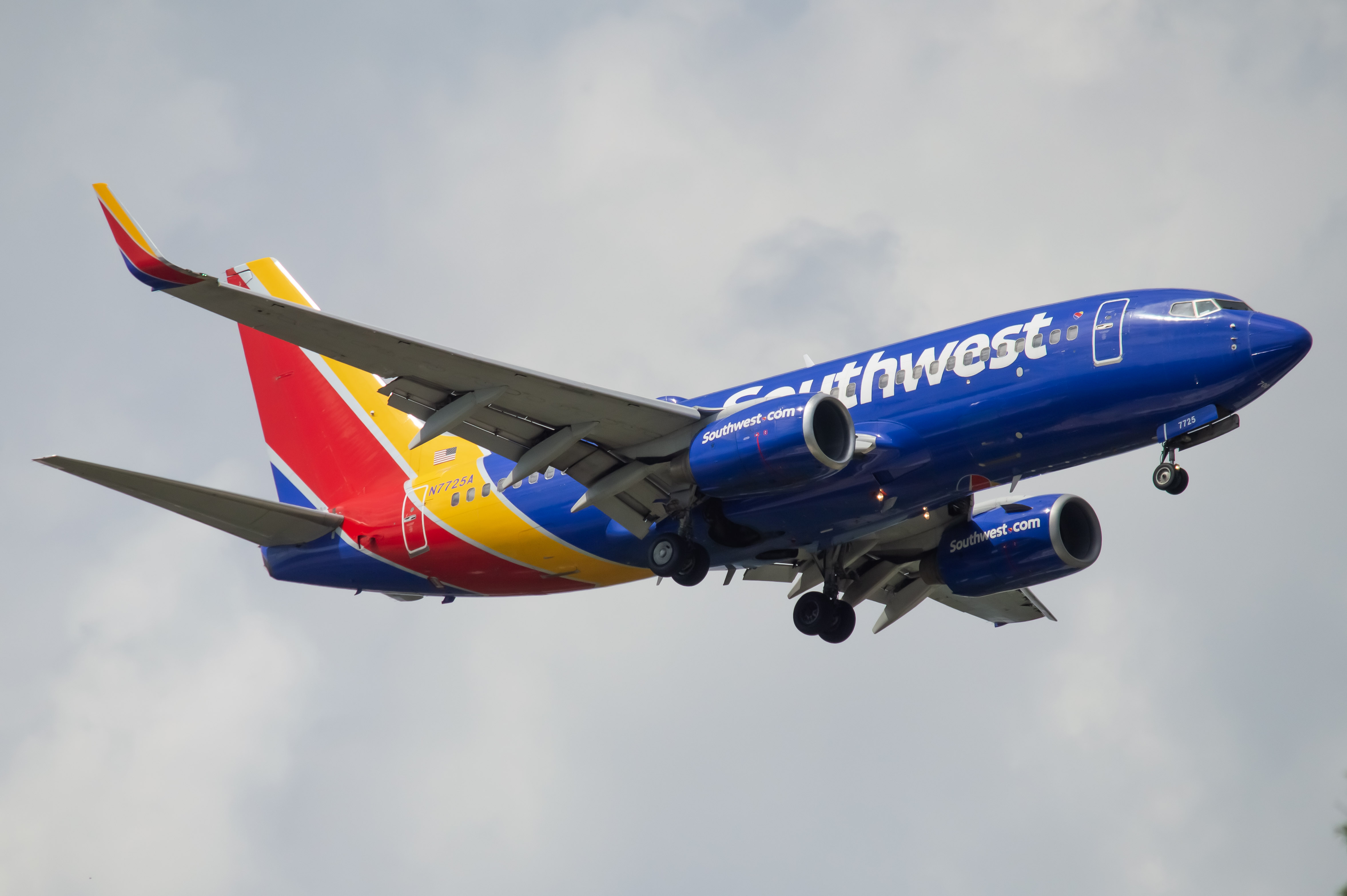 Full size: Southwest Airlines Boeing 737-700 N7725A at Baltimore/Washington International Thurgood Marshall Airport