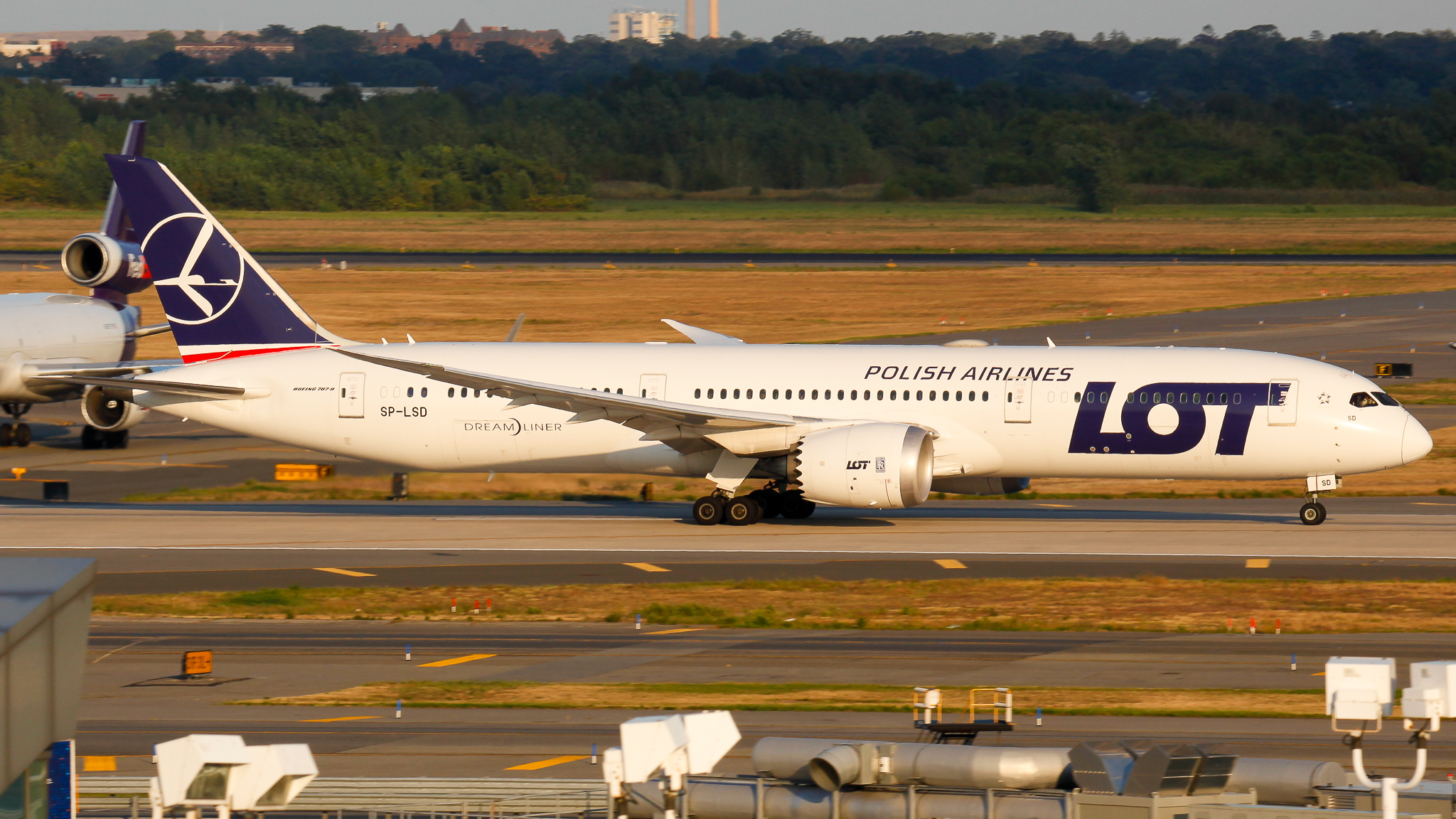 Full size: LOT Polish Airlines Boeing 787-9 SP-LSD at John F. Kennedy International Airport