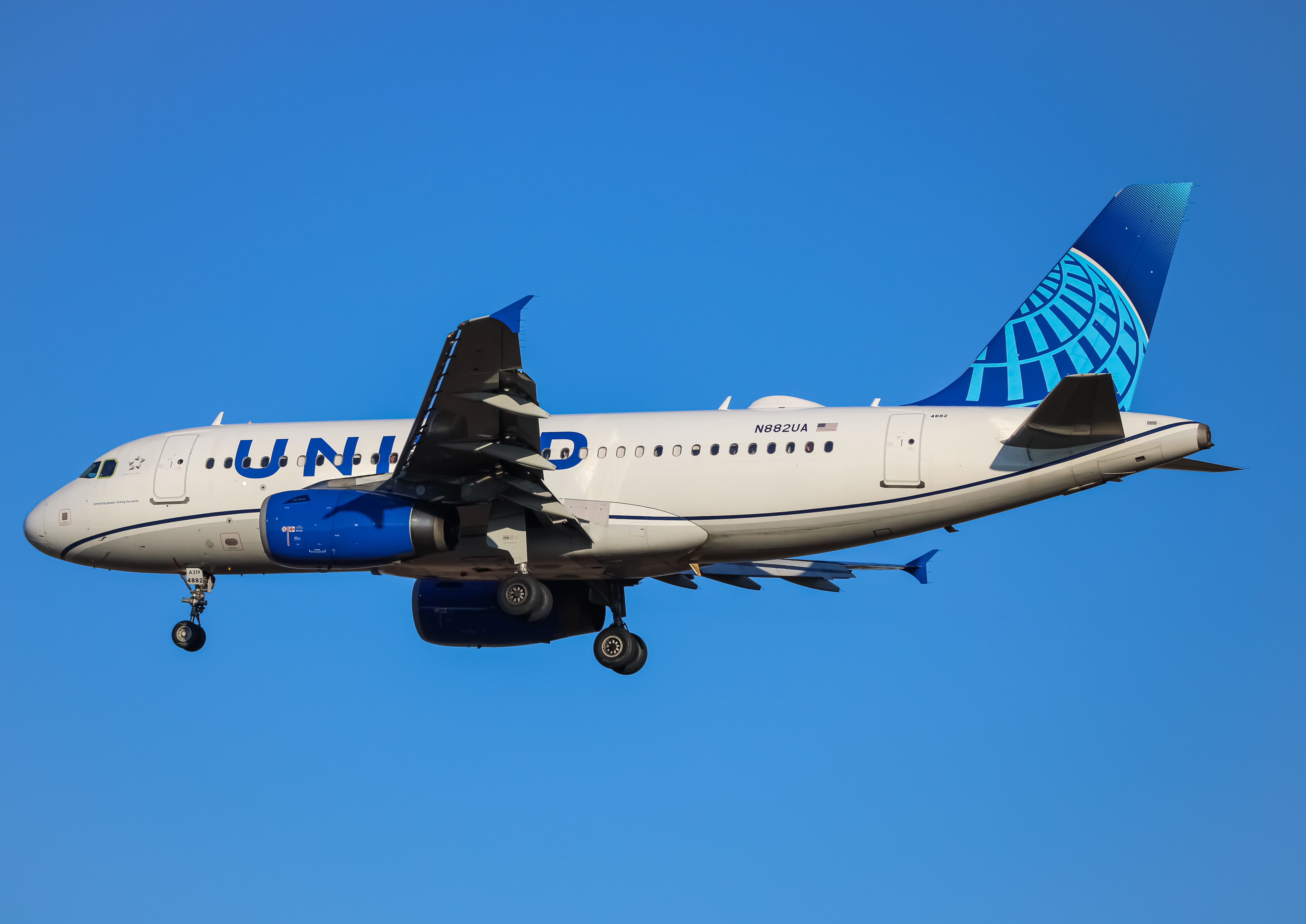 Full size: United Airlines Airbus A319 N882UA at Washington Dulles International Airport