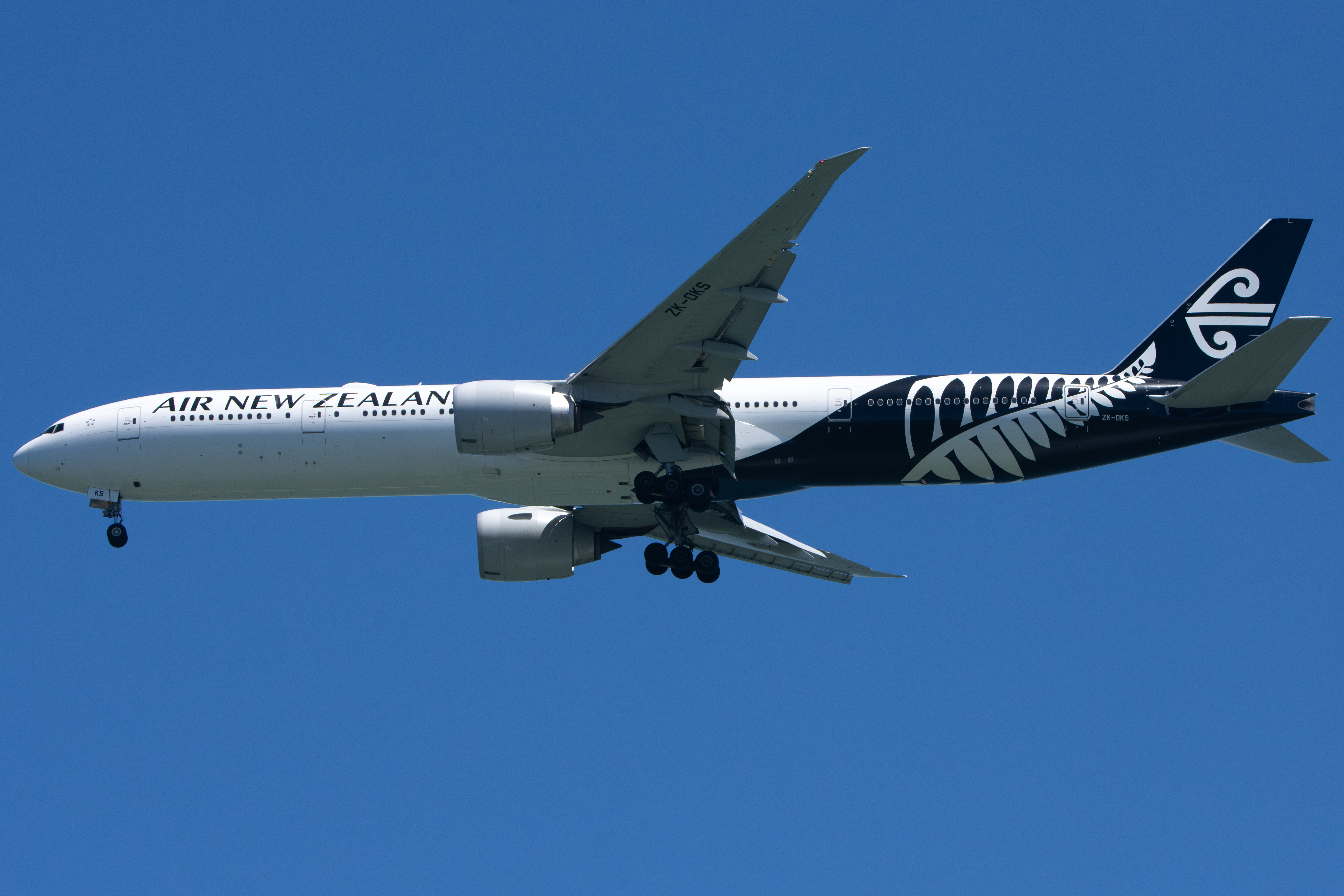 Full size: Air New Zealand Boeing 777-300ER ZK-OKS at San Francisco International Airport