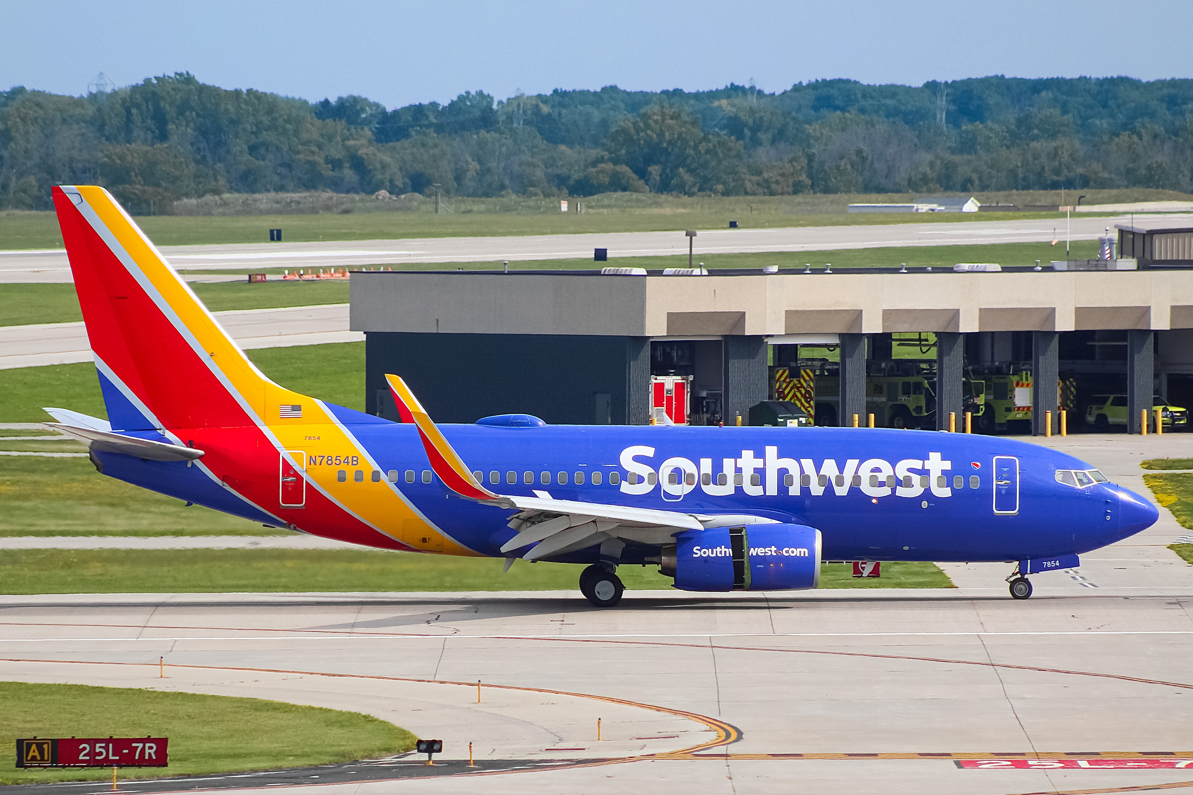 Full size: Southwest Airlines Boeing 737-700 N7854B at General Mitchell International Airport
