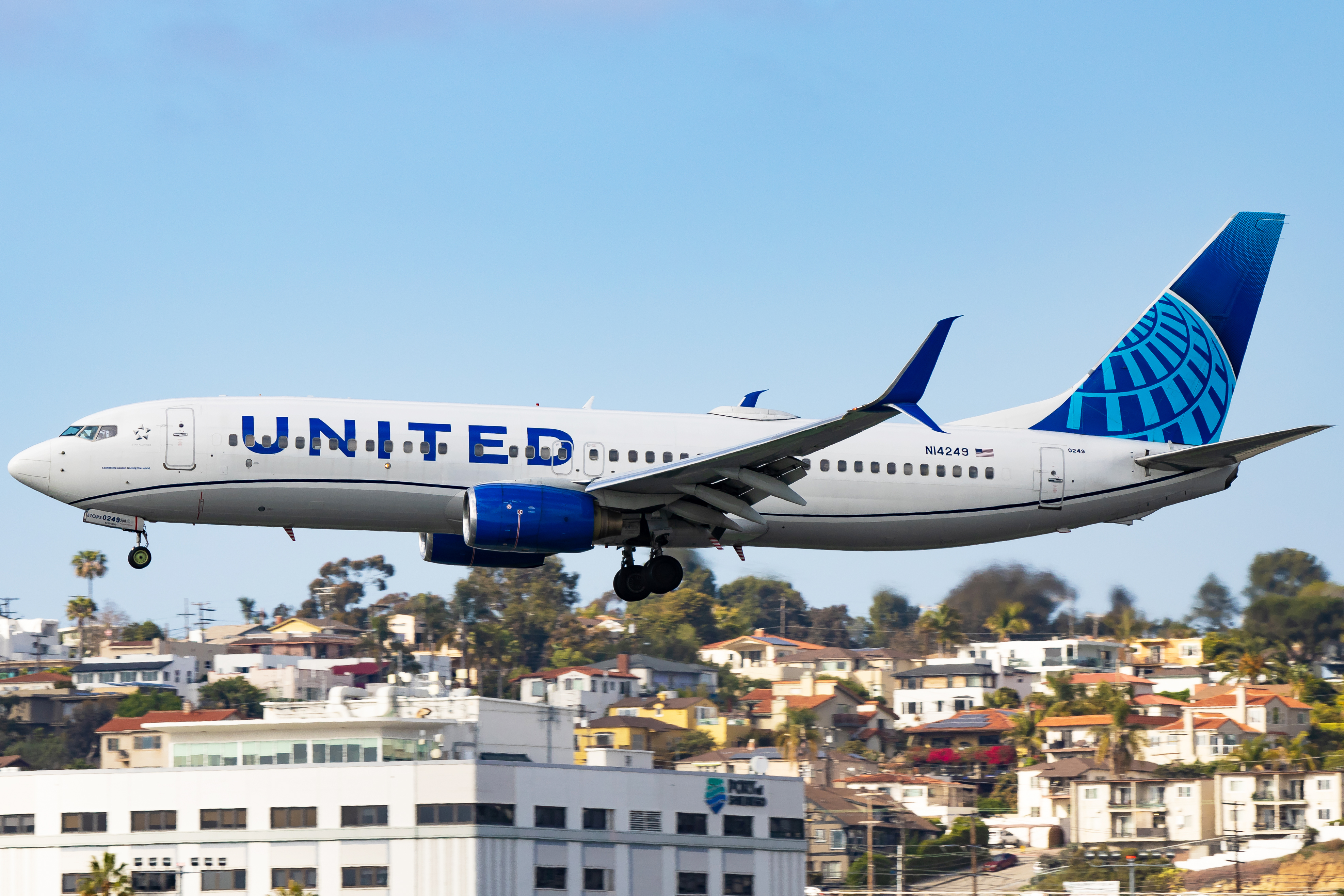 Full size: United Airlines Boeing 737-800 N14249 at San Diego International Airport