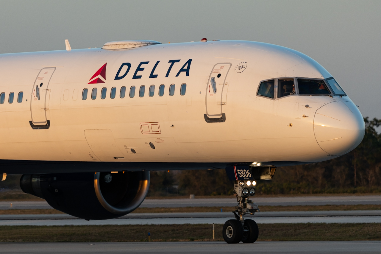 Full size: Delta Airlines Boeing 757-300 N586NW at Orlando International Airport
