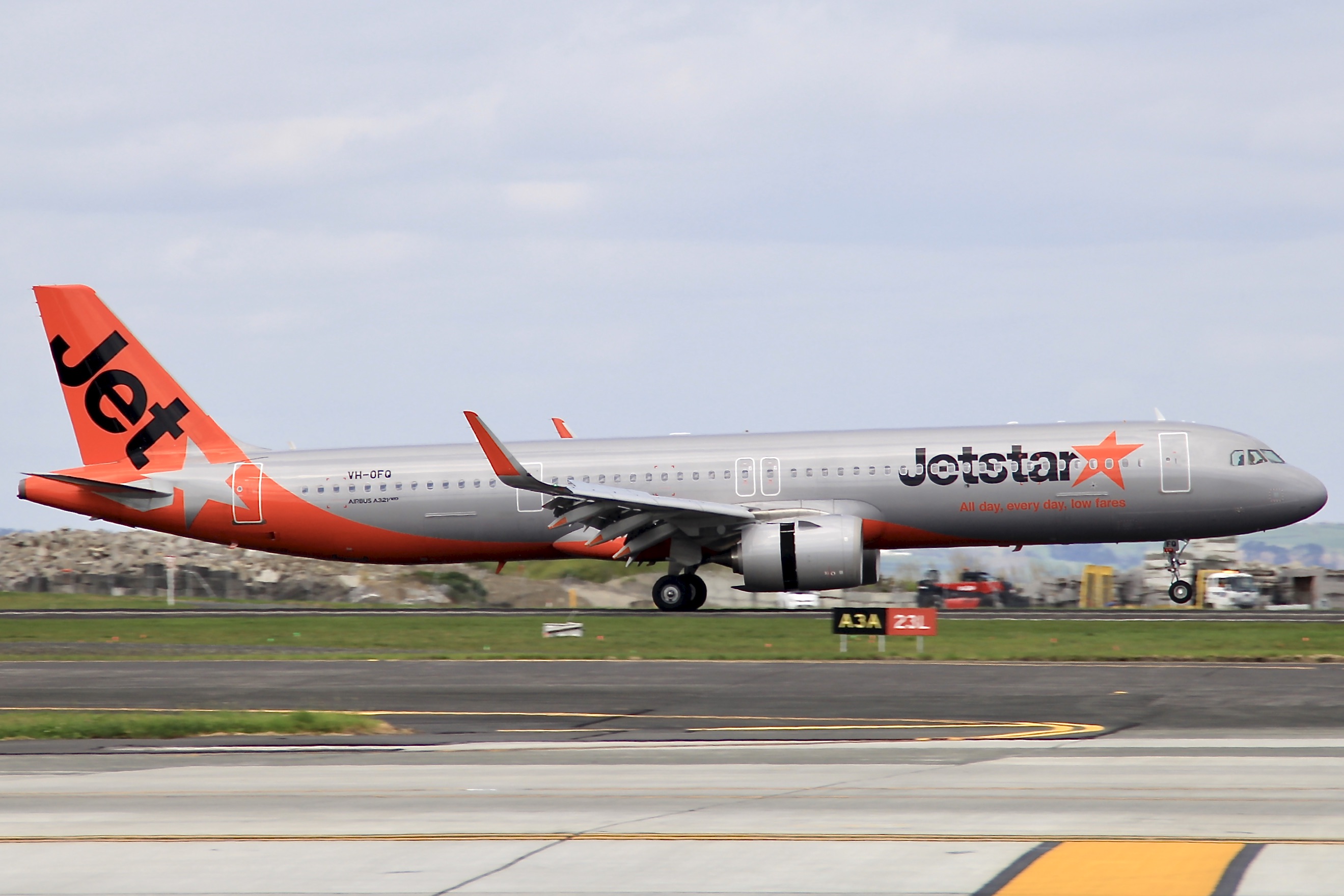 Full size: JetStar Airways Airbus A321NEO VH-OFQ at Auckland International Airport