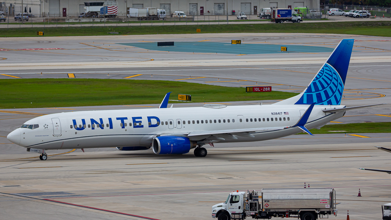Full size: United Airlines Boeing 737-900ER N38417 at Fort Lauderdale/Hollywood International Airport