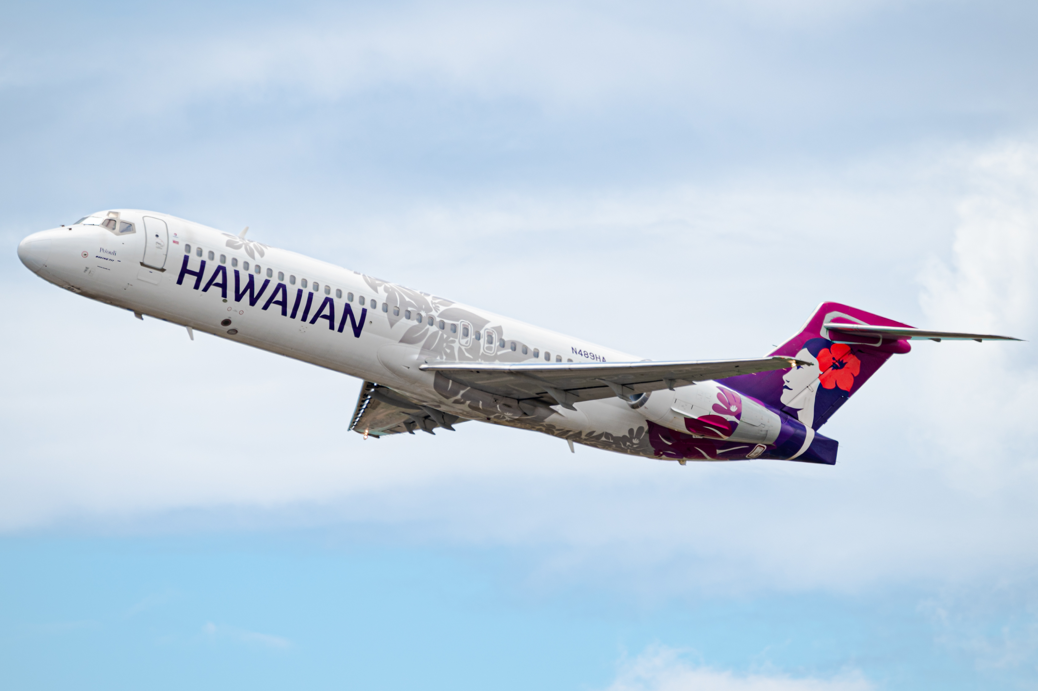 Full size: Hawaiian Airlines Boeing 717-200 N489HA at Daniel K Inouye International Airport