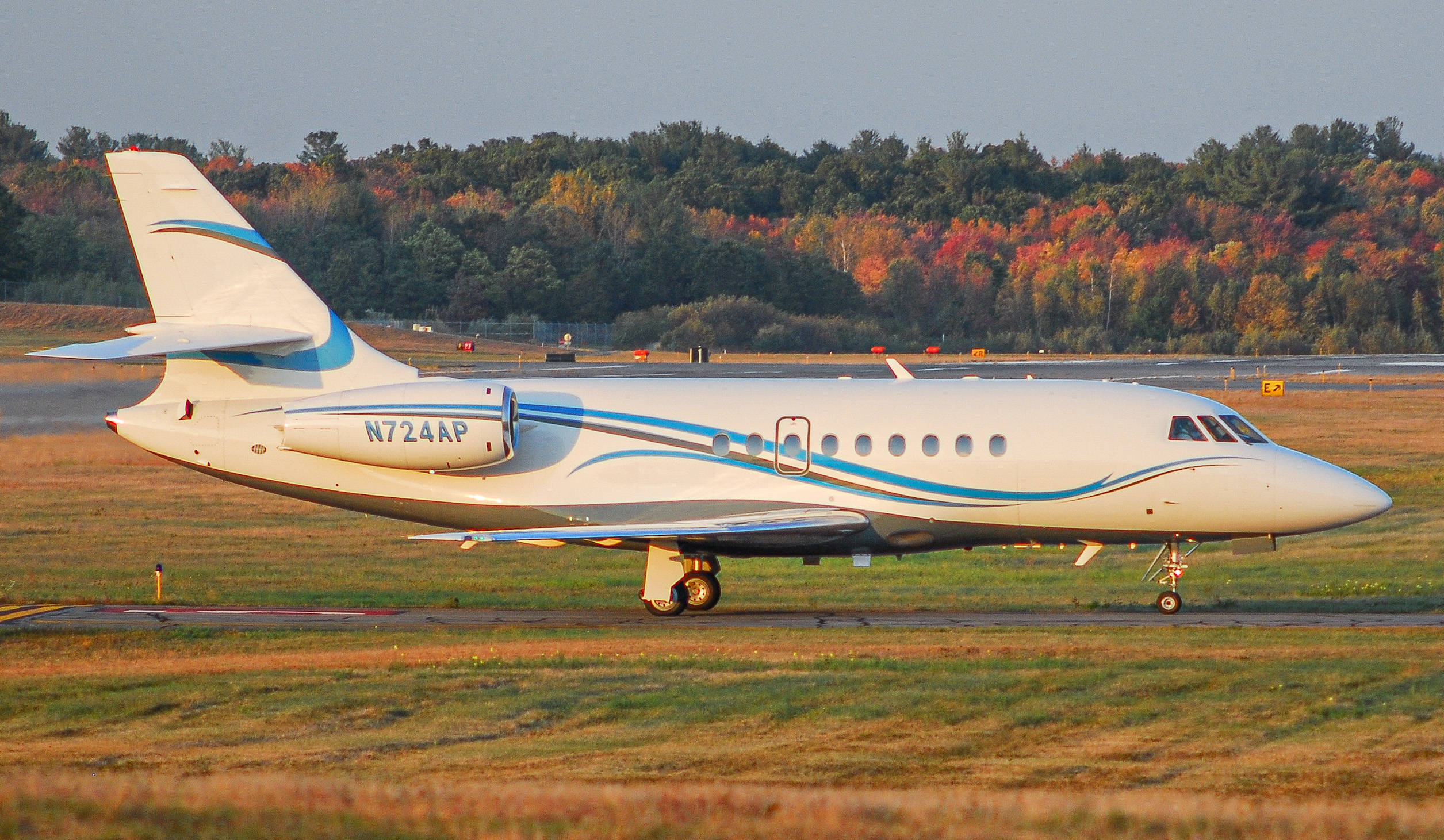Full size: PRIVATE Dassault Falcon 2000 N724AP at Laurence G Hanscom Field Airport