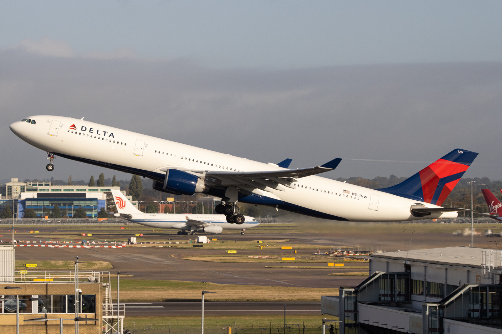 Full size: Delta Airlines Airbus A330-300 N814NW at London Heathrow International Airport