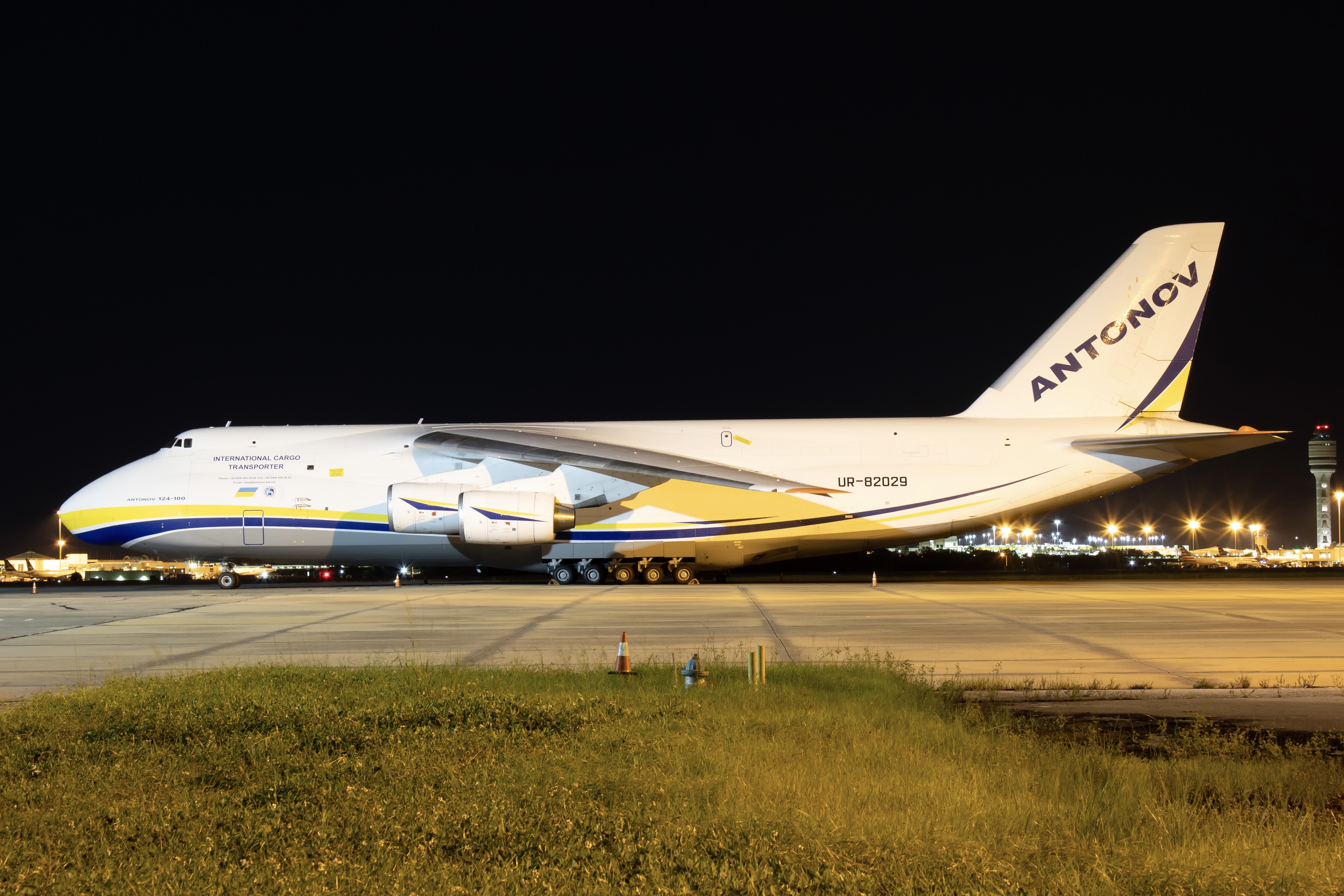 Full size: Antonov Airlines Antonov An-124 UR-82029 at Orlando International Airport