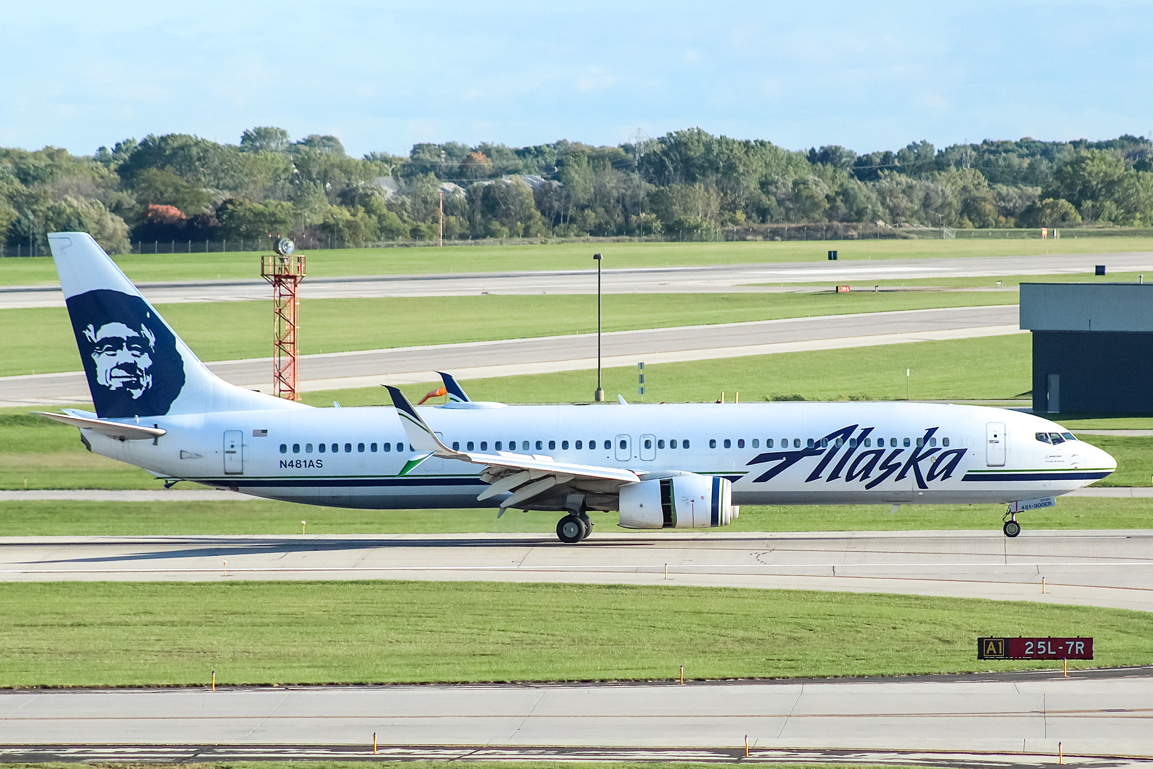 Full size: Alaska Airlines Boeing 737-900ER N481AS at General Mitchell International Airport