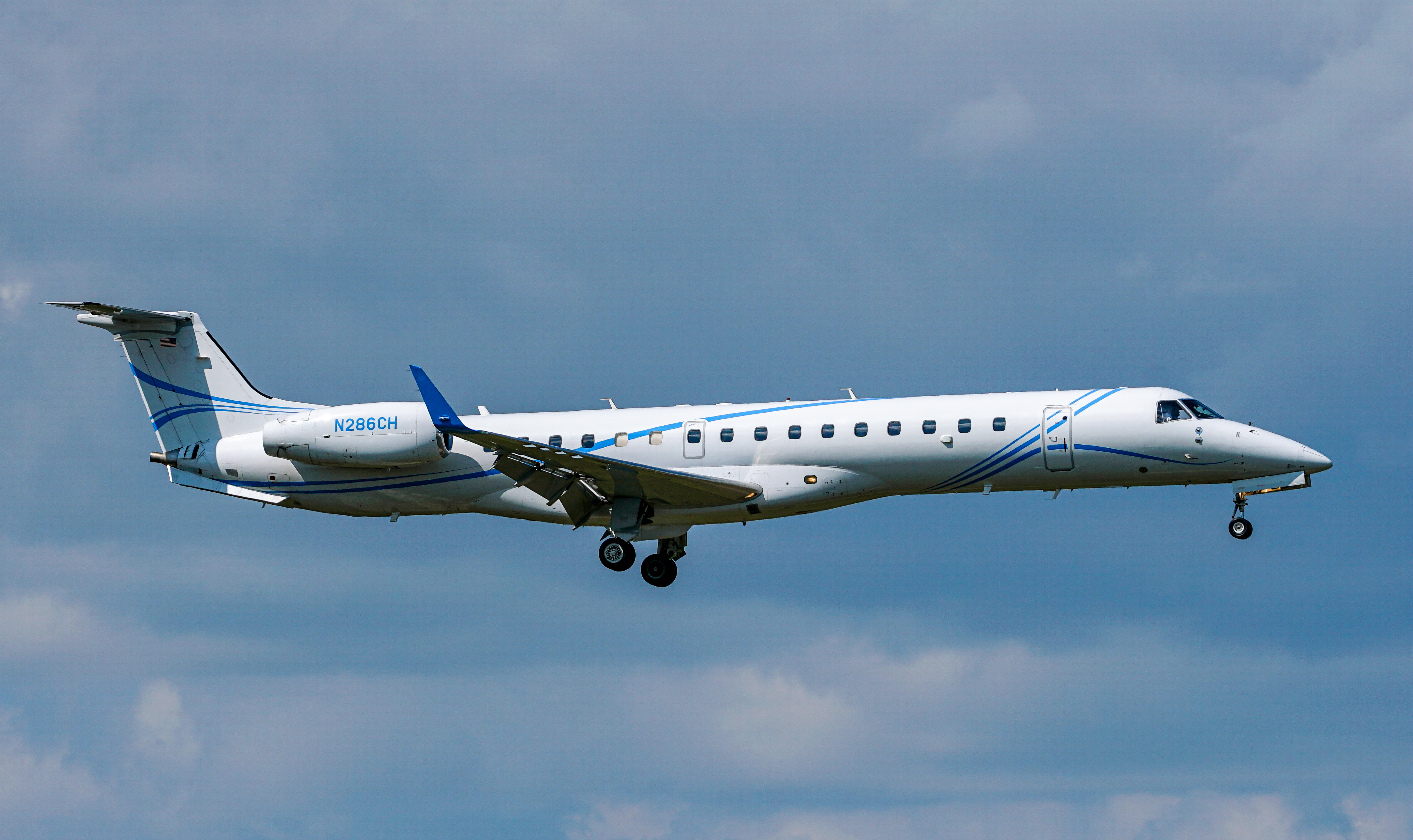 Full size: Key Lime Air Embraer E145 N286CH at Chicago O'Hare International Airport