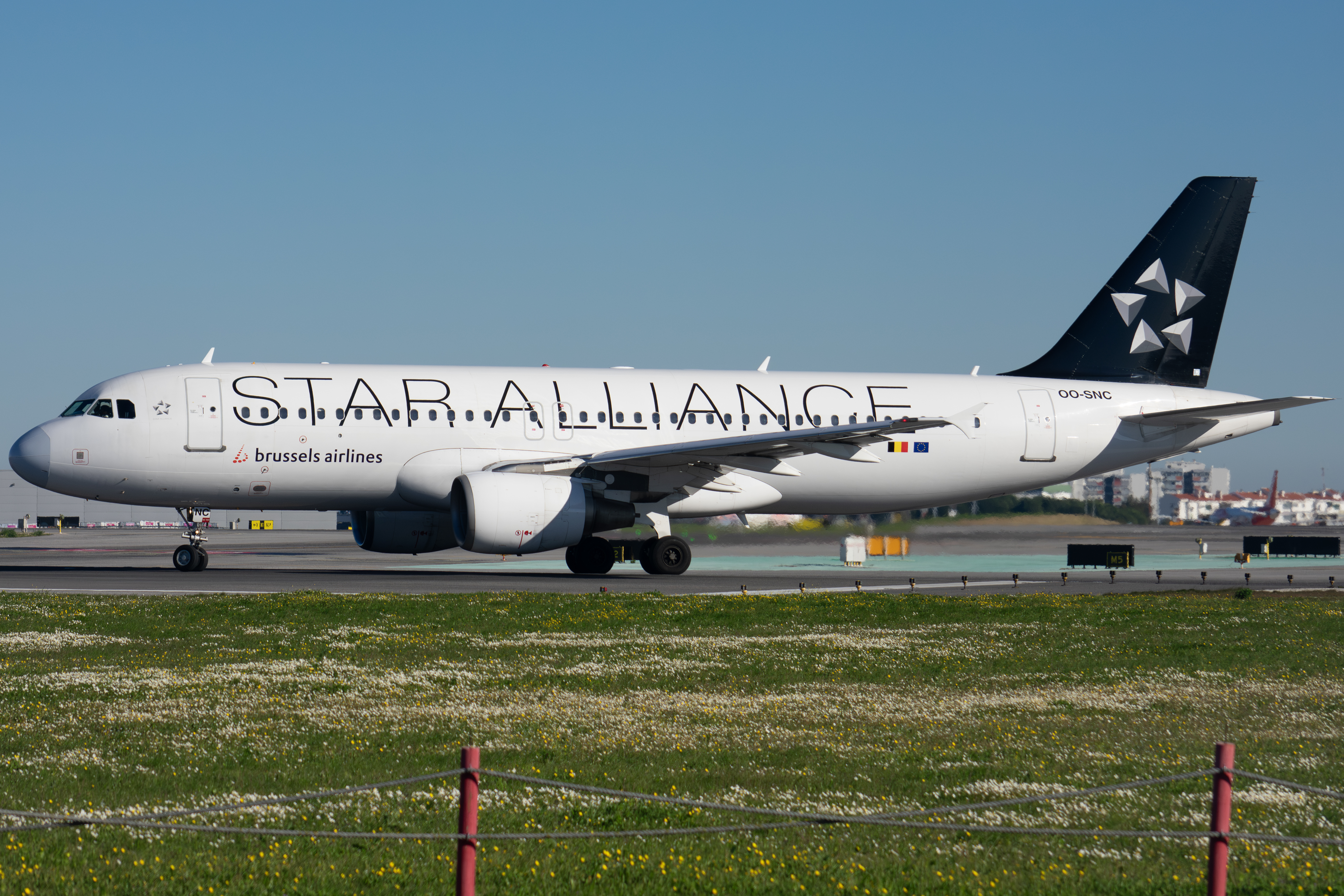 Full size: Brussels Airlines Airbus A320 OO-SNC at Lisbon Humberto Delgado Airport