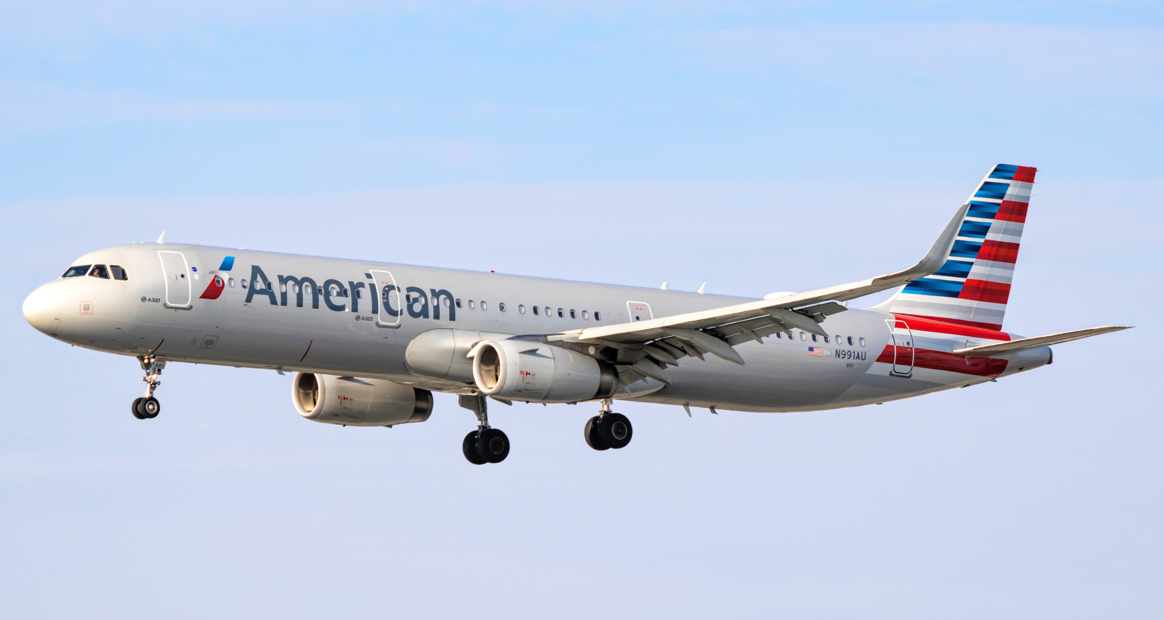 Full size: American Airlines Airbus A321-200 N991AU at San Diego International Airport