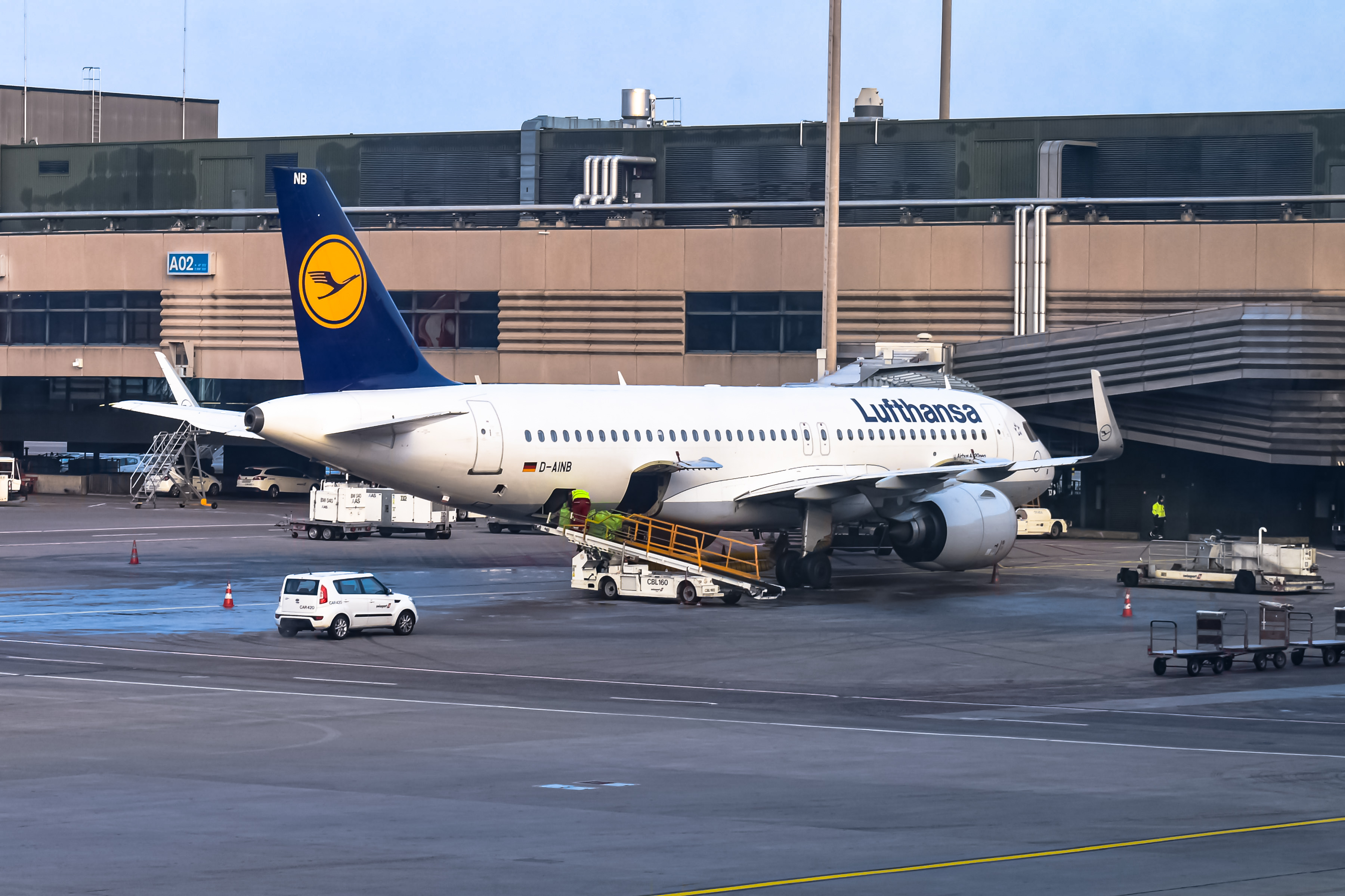 Full size: Lufthansa Airbus A320NEO D-AINB at Zurich-Kloten Airport