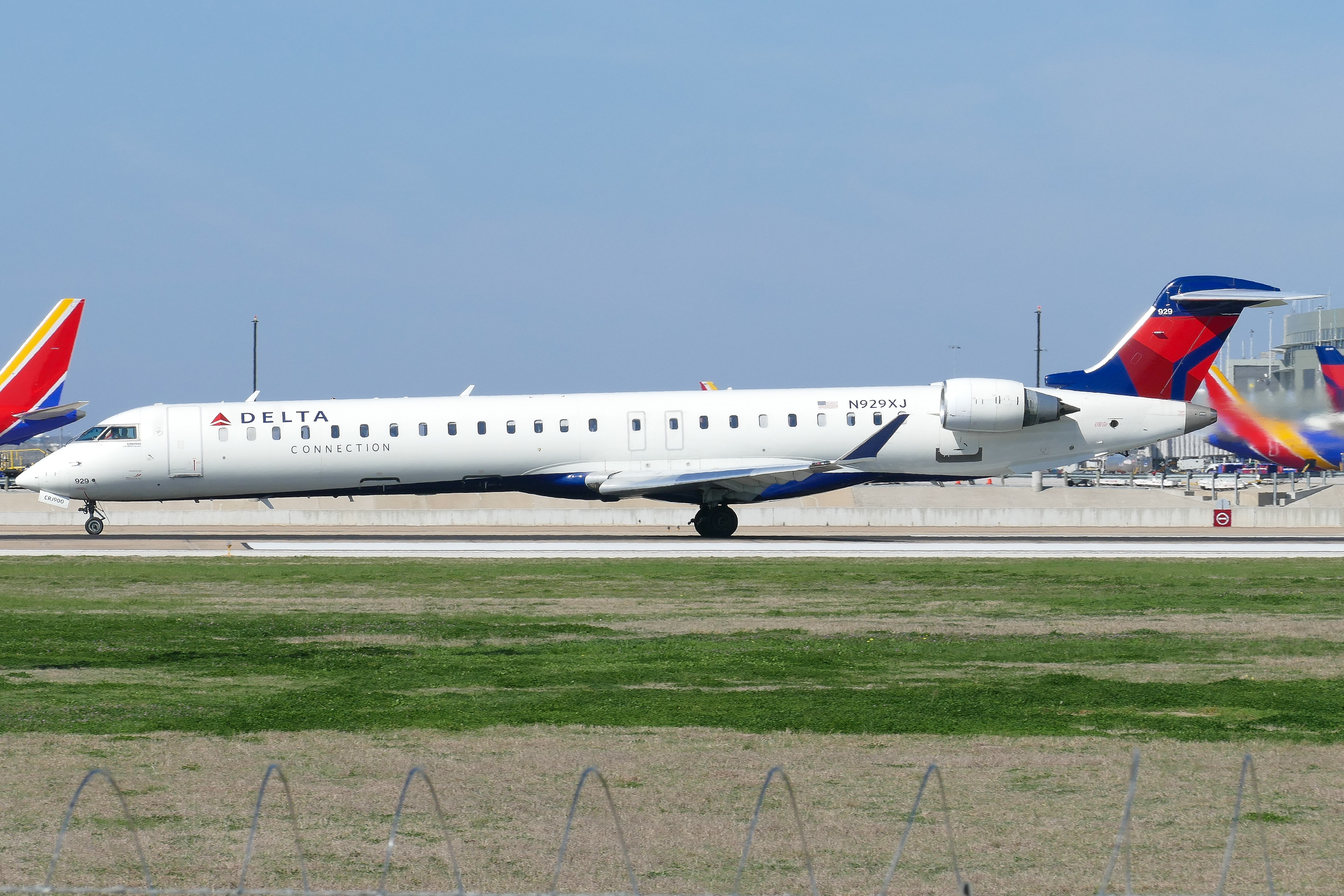 Full size: Delta Connection Mitsubishi CRJ-900 N929XJ at Austin-Bergstrom International Airport