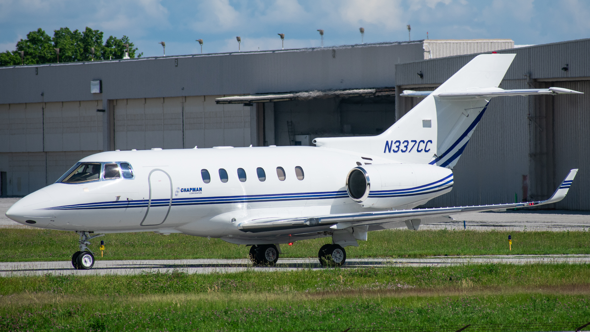 Full size: PRIVATE Hawker 900XP N337CC at Martin State Airport