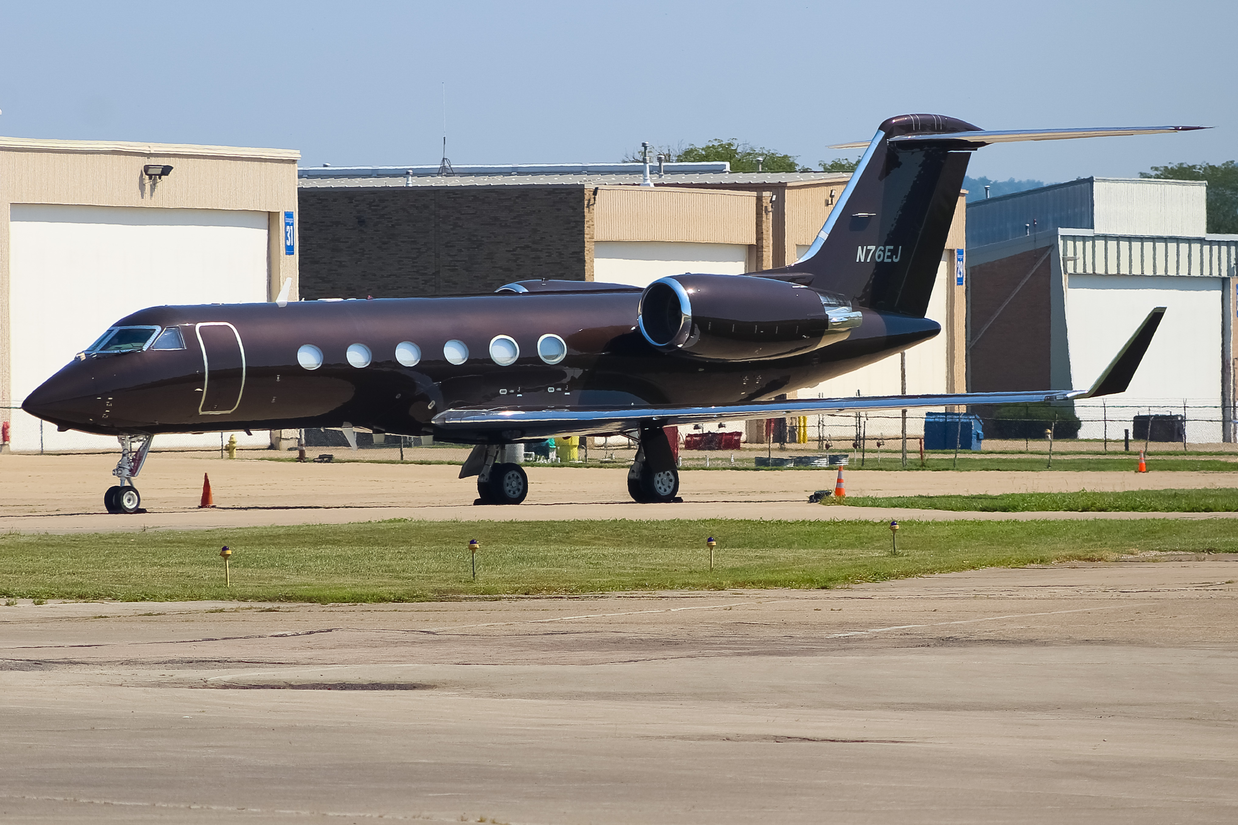 Full size: Private Gulfstream G-IV N76EJ at Cincinnati Municipal Airport/Lunken Field