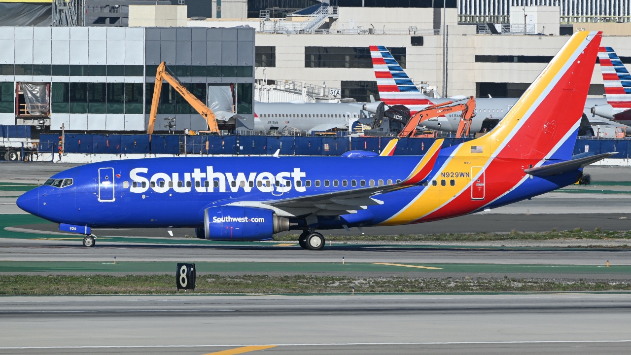 Full size: Southwest Airlines Boeing 737-700 N929WN at Los Angeles International Airport