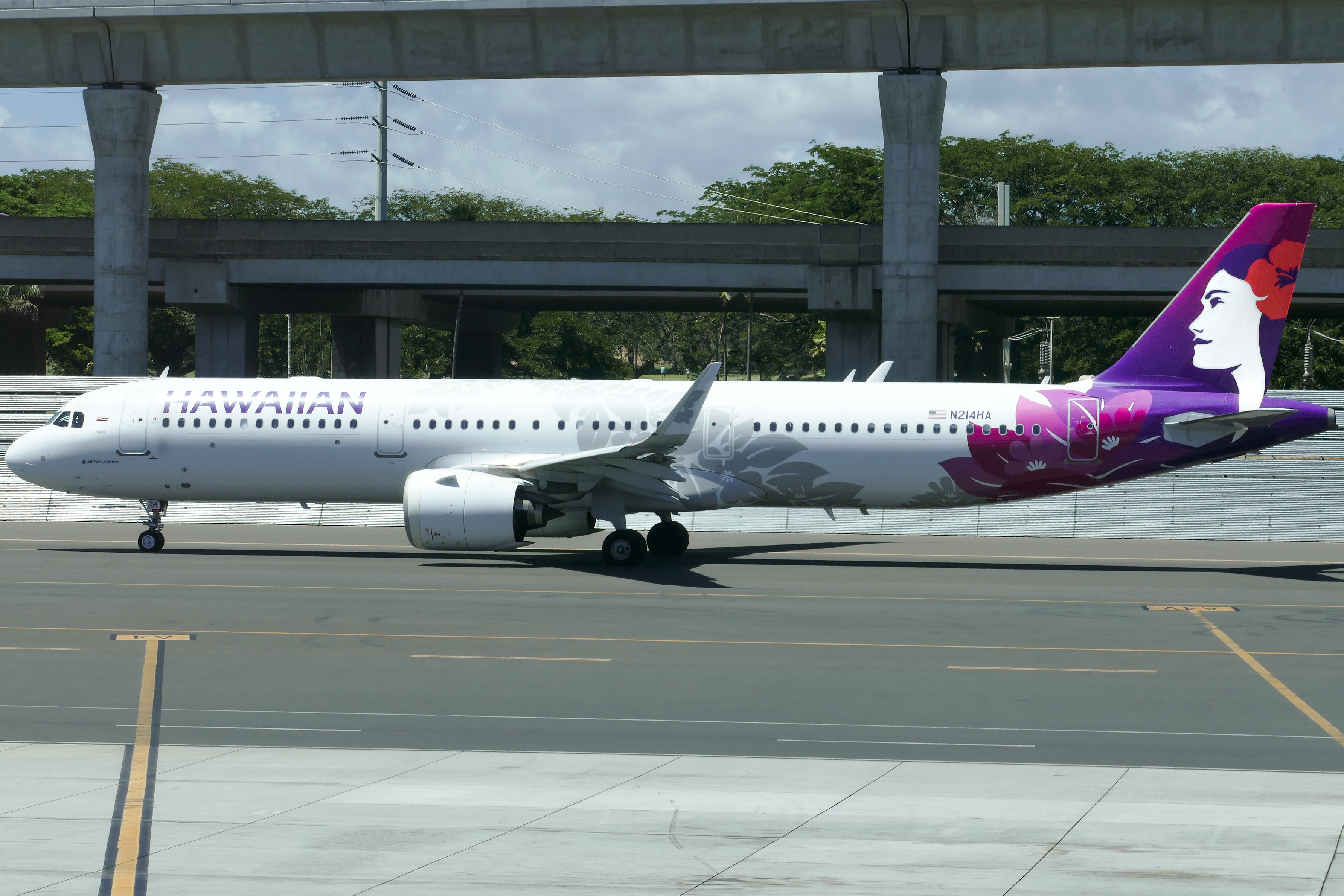 Full size: Hawaiian Airlines Airbus A321NEO N214HA at Daniel K Inouye International Airport