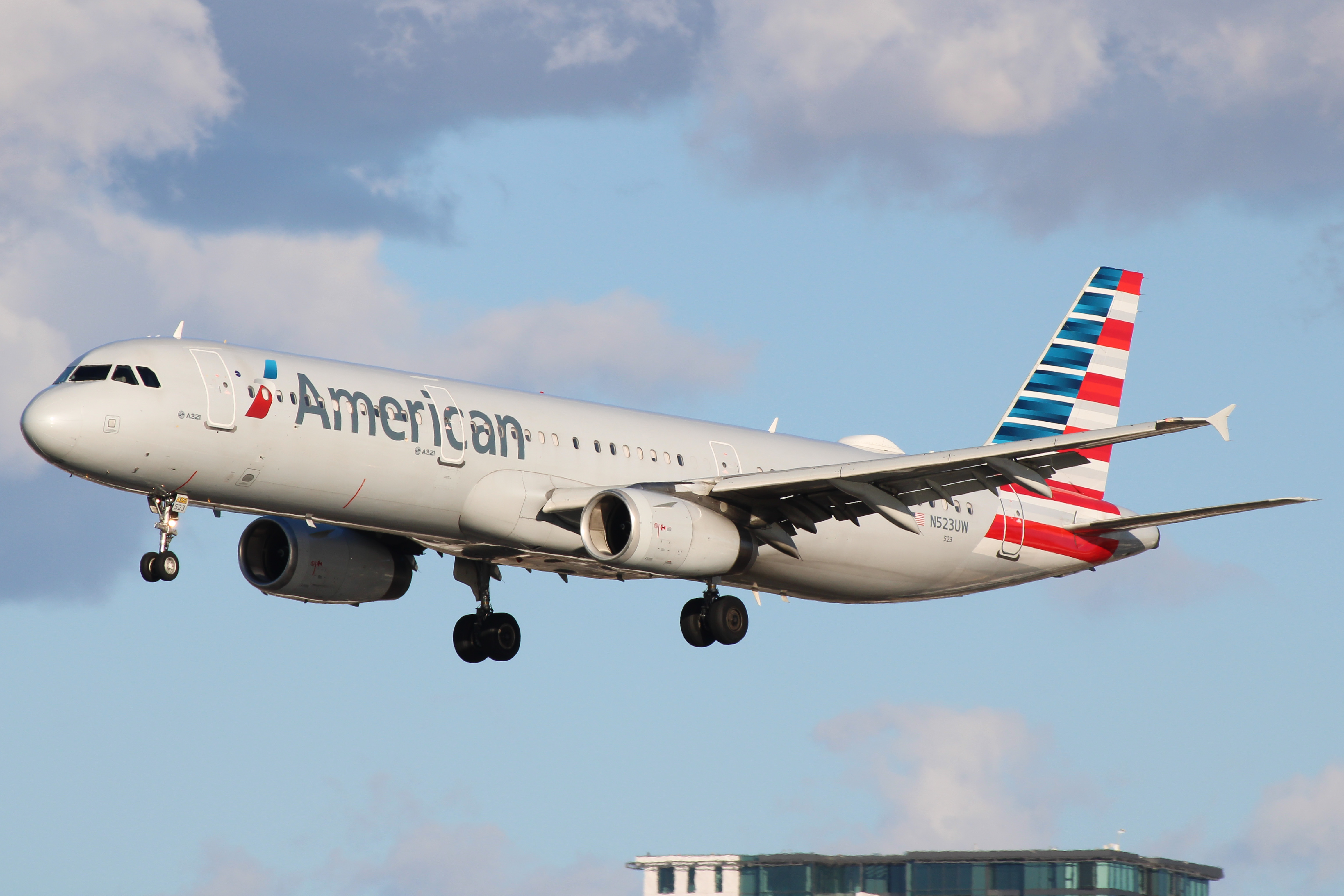 Full size: American Airlines Airbus A321-200 N523UW at San Diego International Airport