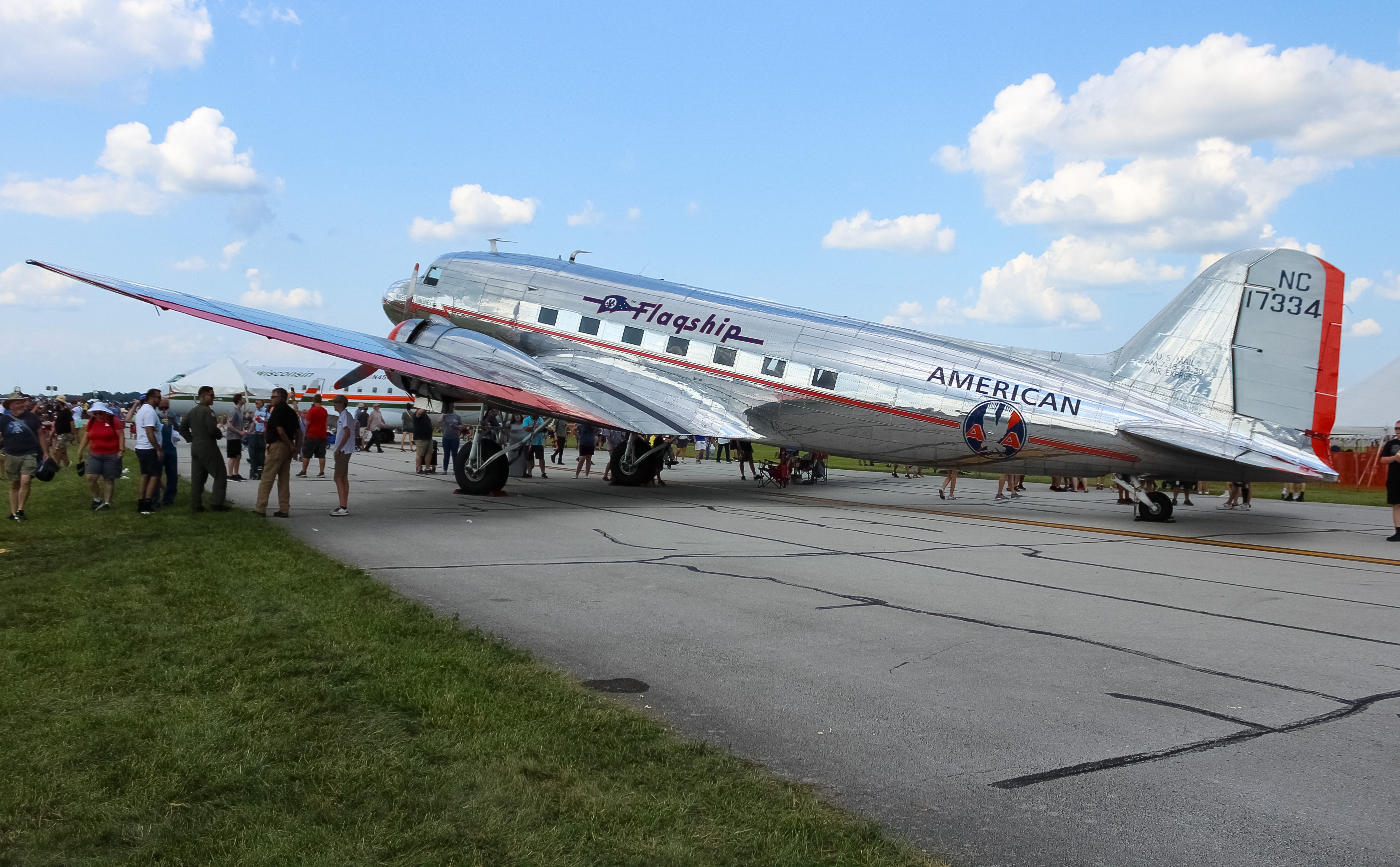 Full size: PRIVATE Douglas DC-3 N17334 at James M Cox Dayton International Airport