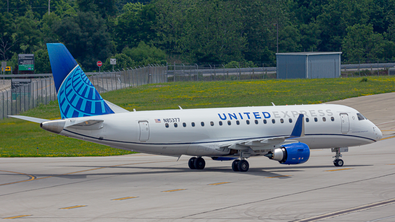 Full size: United Express Embraer E175 N85377 at John Glenn Columbus International Airport