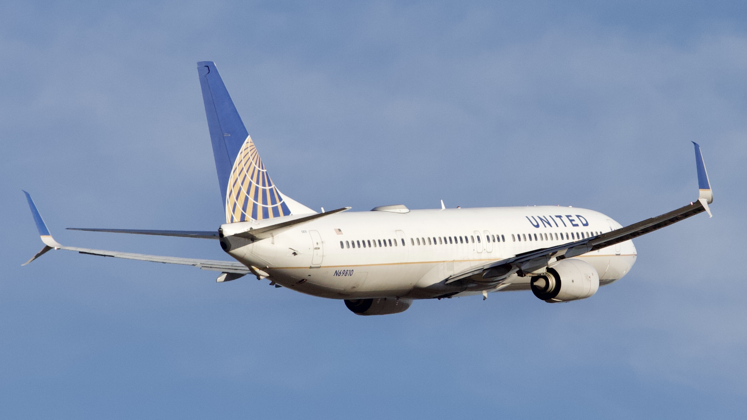 Full size: United Airlines Boeing 737-900ER N69810 at Houston-George Bush Intercontinental Airport