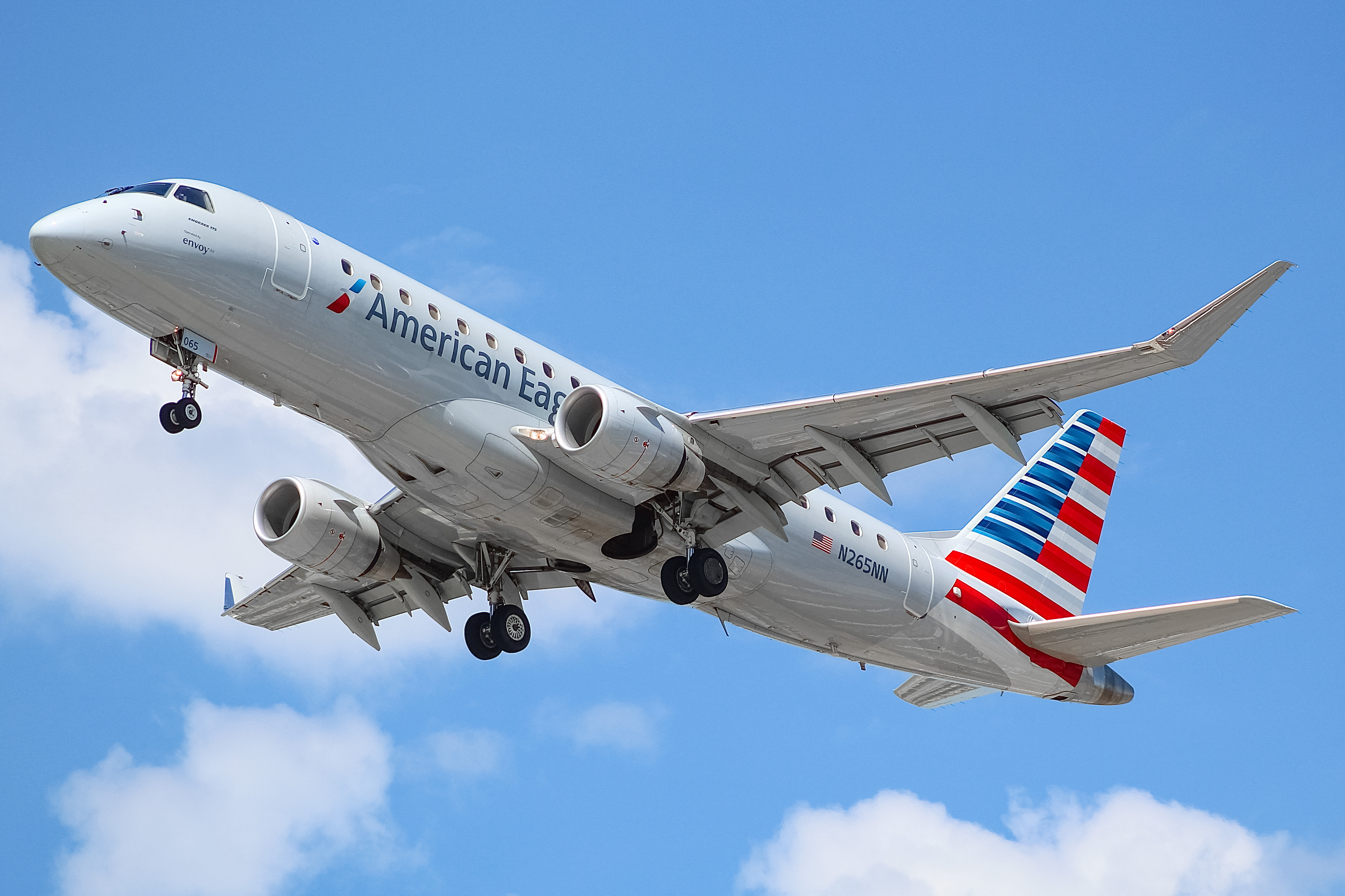 Full size: American Eagle Embraer E175 N265NN at Chicago O'Hare International Airport