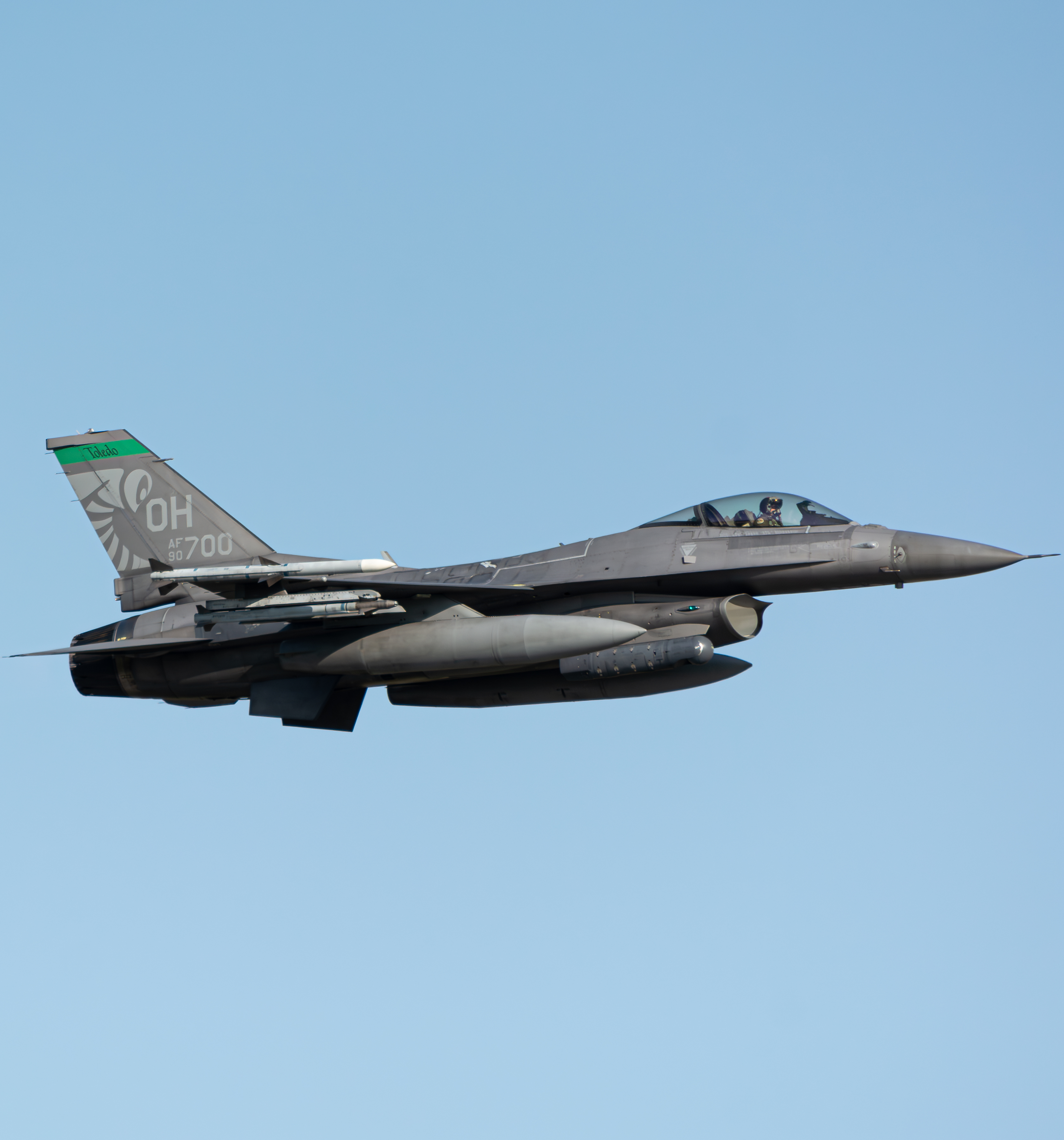 Full size: USAF - United States Air Force General Dynamics F-16 Fighting Falcon 90-0700 at Toledo Express Airport