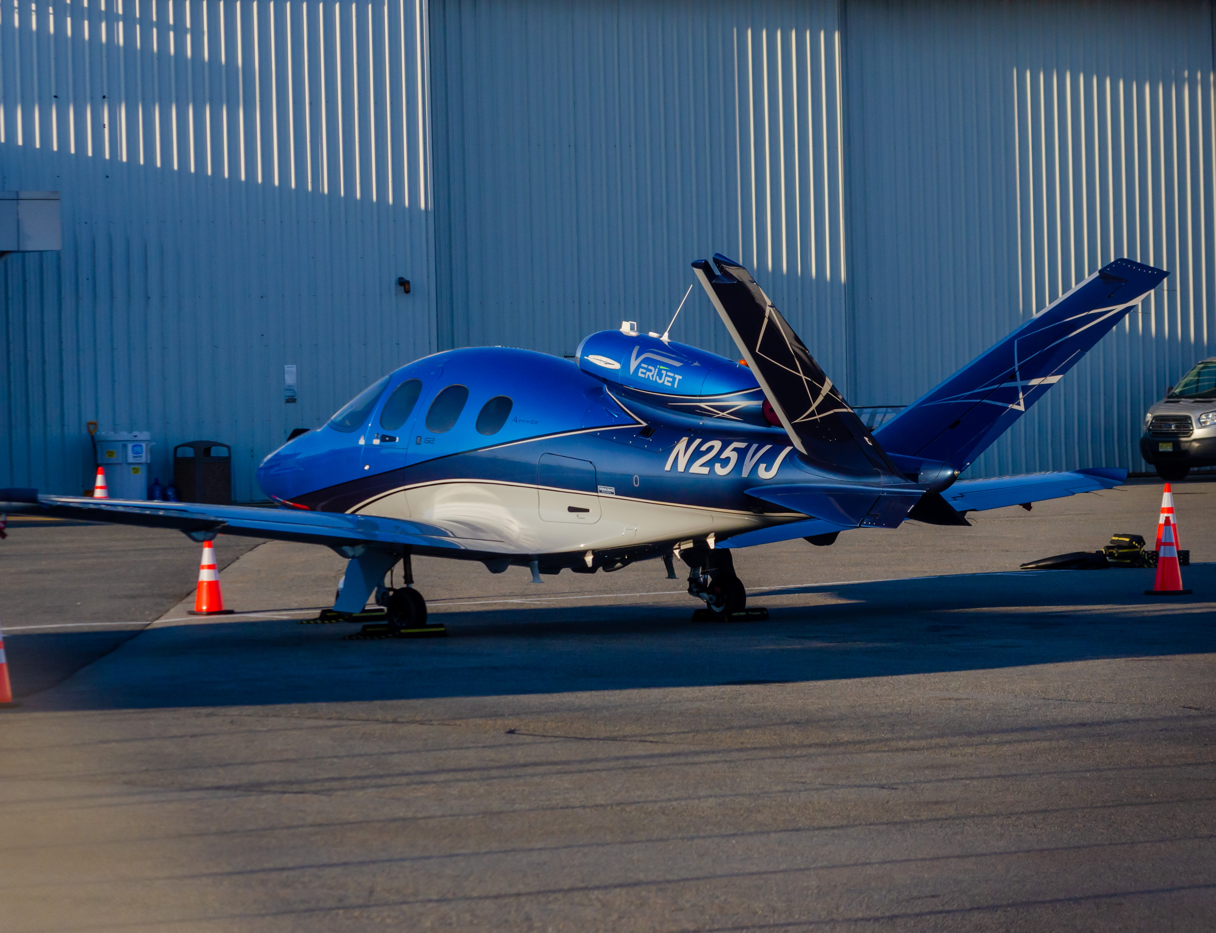Full size: VeriJet Cirrus Vision SF50 N25VJ  at Newark Liberty International Airport