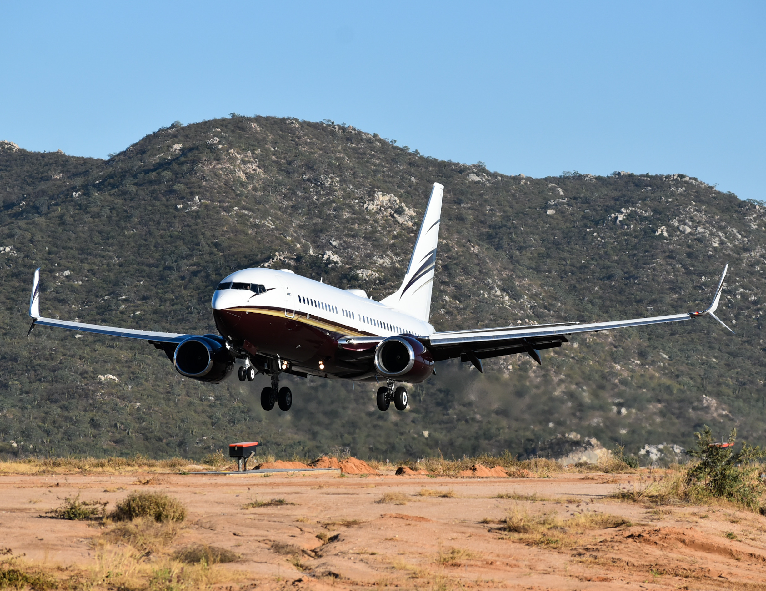 Full size: Boeing Businesses Jet  Boeing 737-700 N162WC at Aeropuerto de Cabo San Lucas Internacional