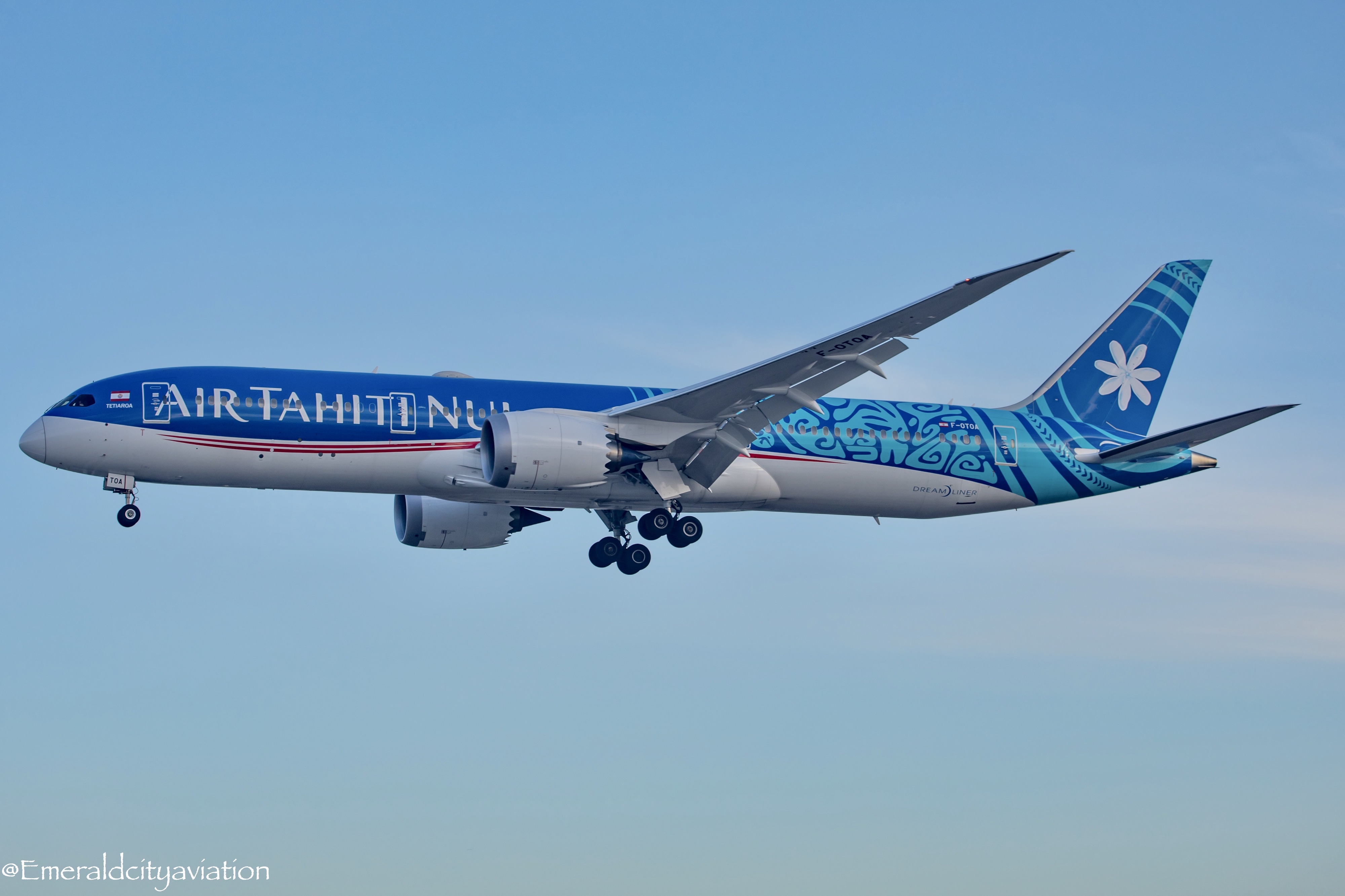 Full size: Air Tahiti Nui Boeing 787-9 F-OTOA at Los Angeles International Airport