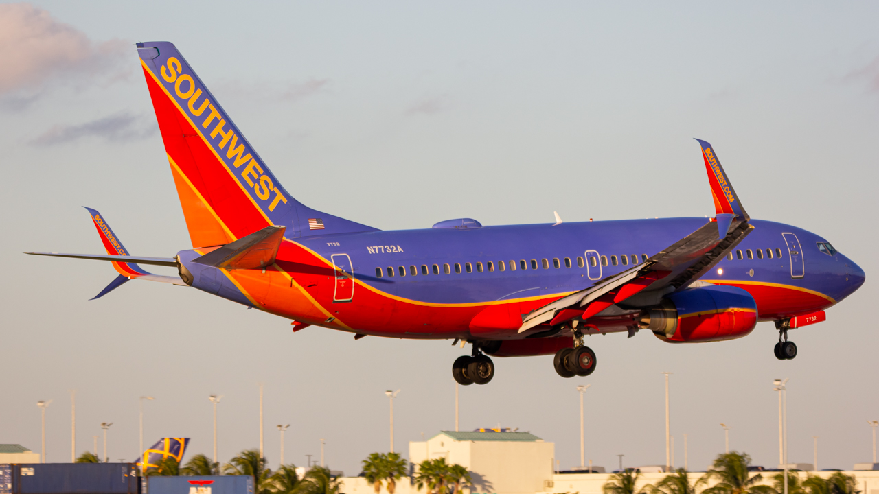 Full size: Southwest Airlines Boeing 737-800 N7732A at Miami International Airport