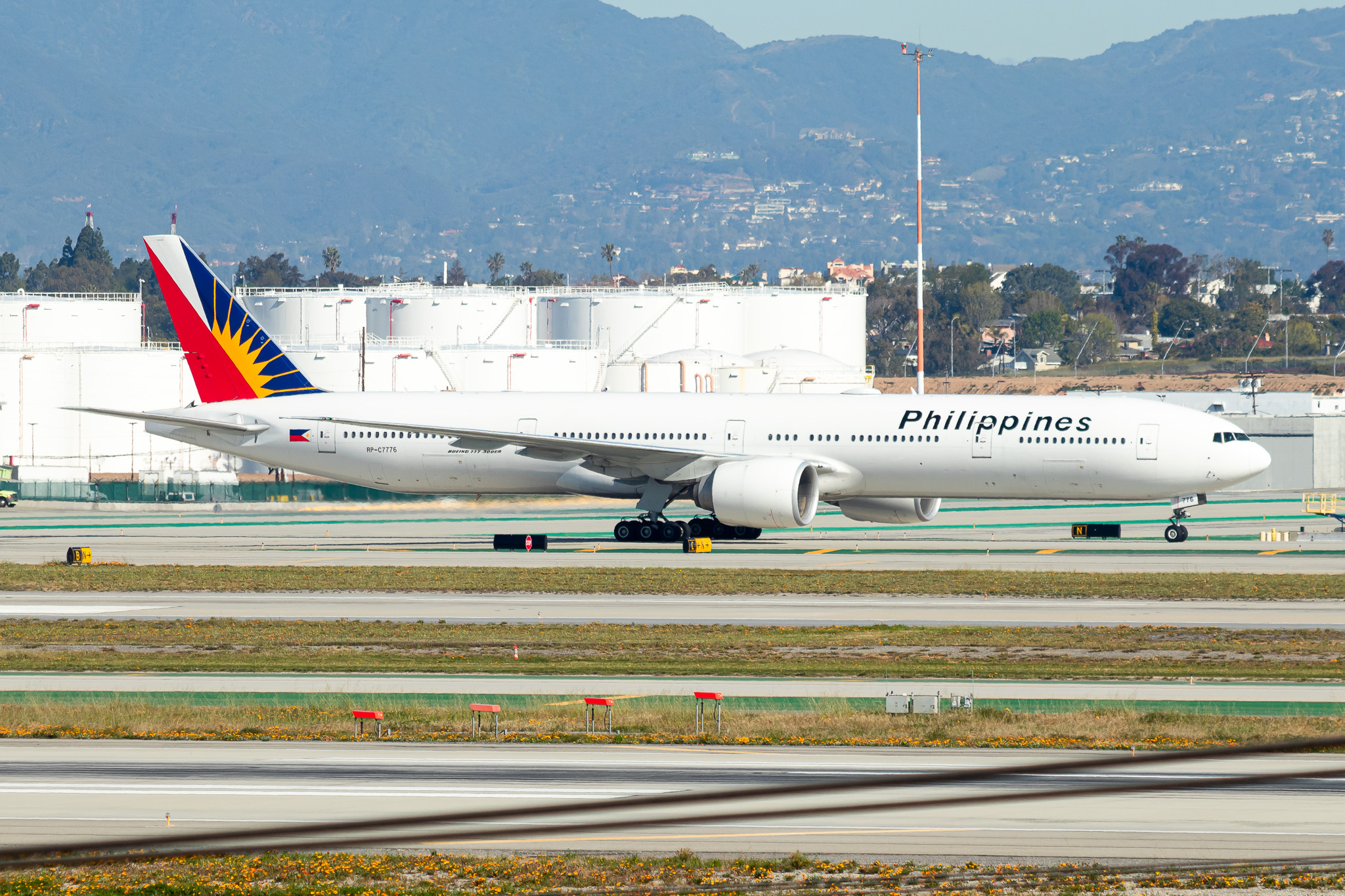 Full size: Philippine Airlines Boeing 777-300ER RP-C7776 at Los Angeles International Airport