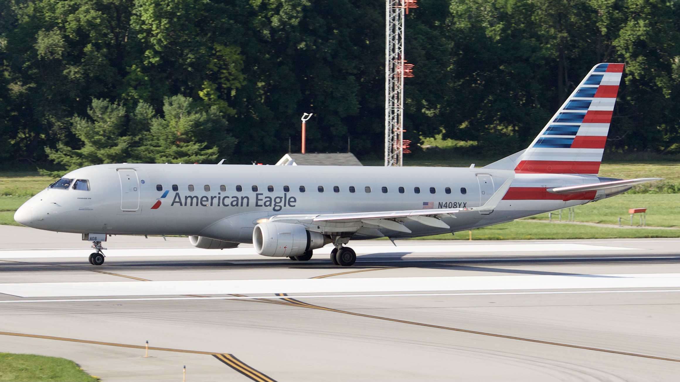 Full size: American Eagle Embraer E175 N408YX at John Glenn Columbus International Airport