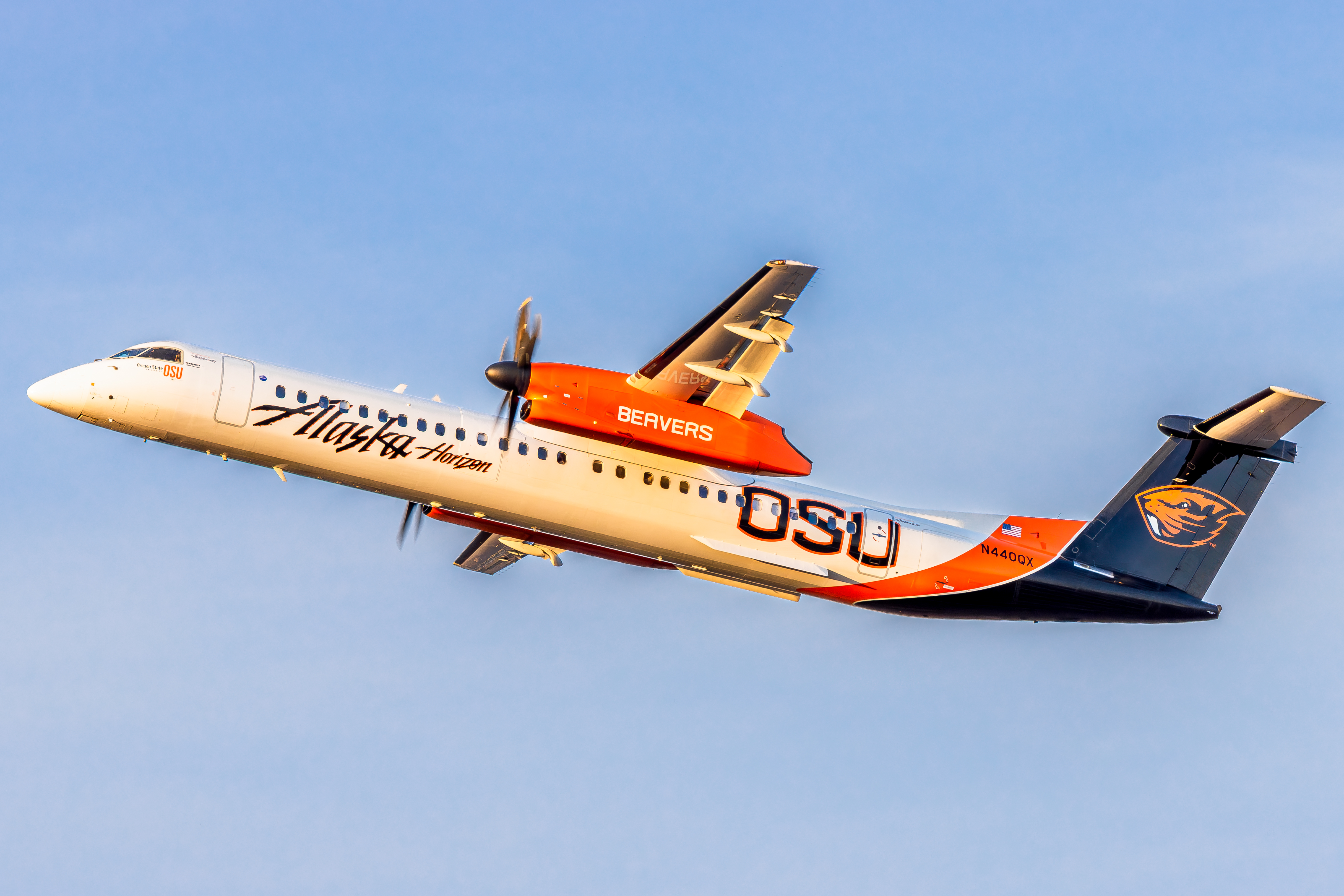 Full size: Horizon Air De Havilland DHC-8 N440QX at Roberts Field Airport