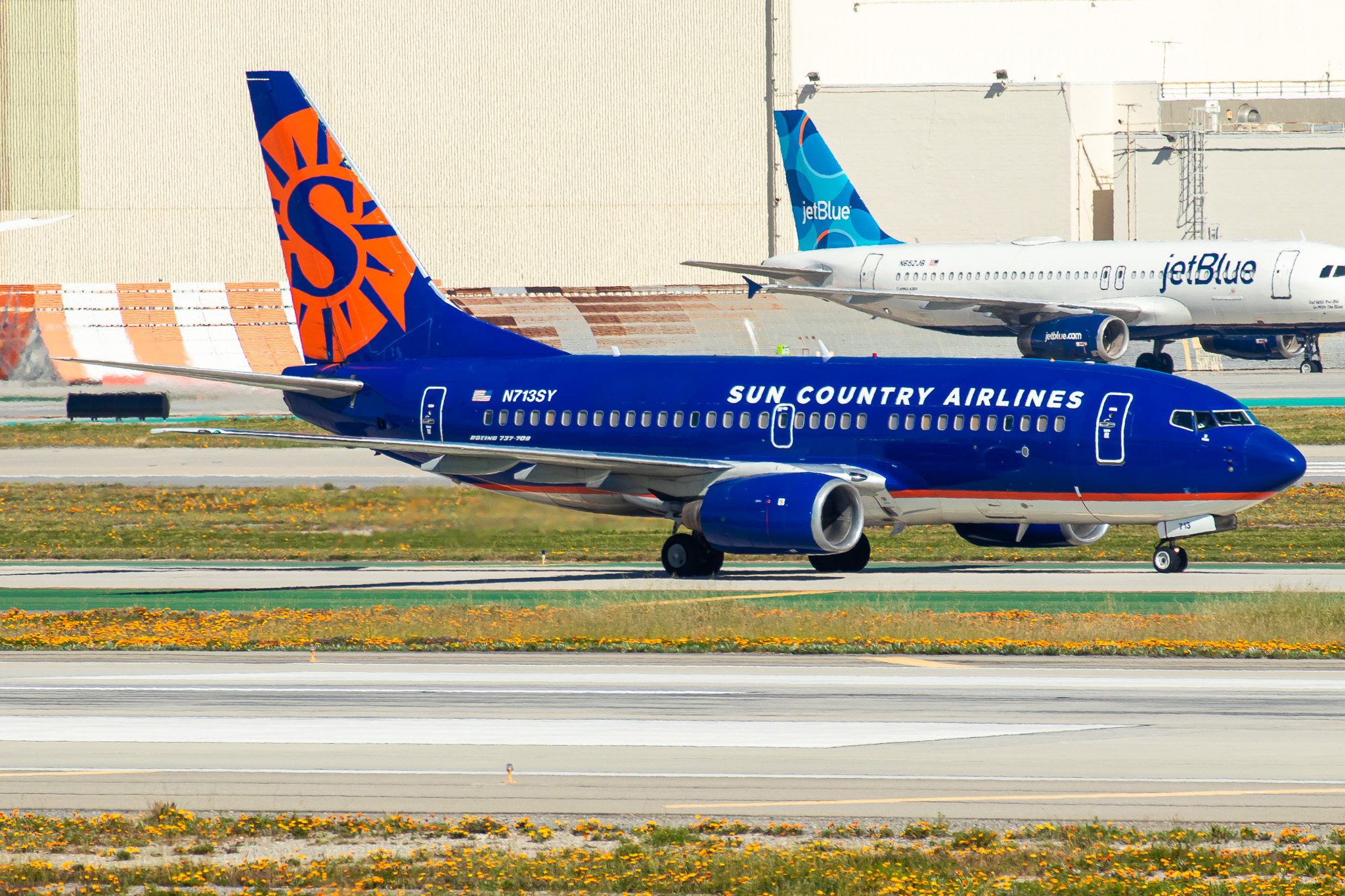 Full size: Sun Country Airlines Boeing 737-700 N713SY at Los Angeles International Airport