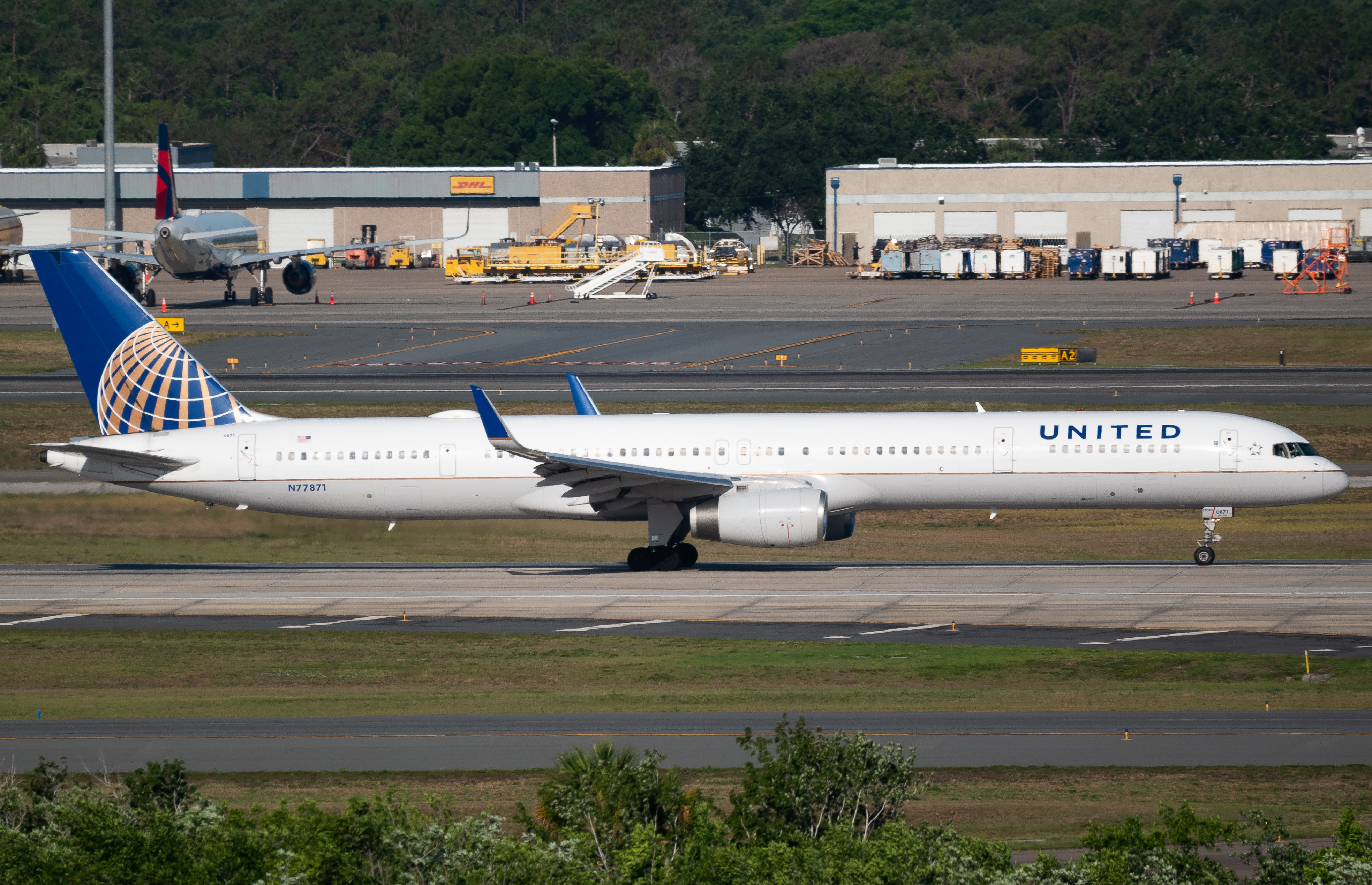 Full size: United Airlines Boeing 757-300 N77871 at Orlando International Airport