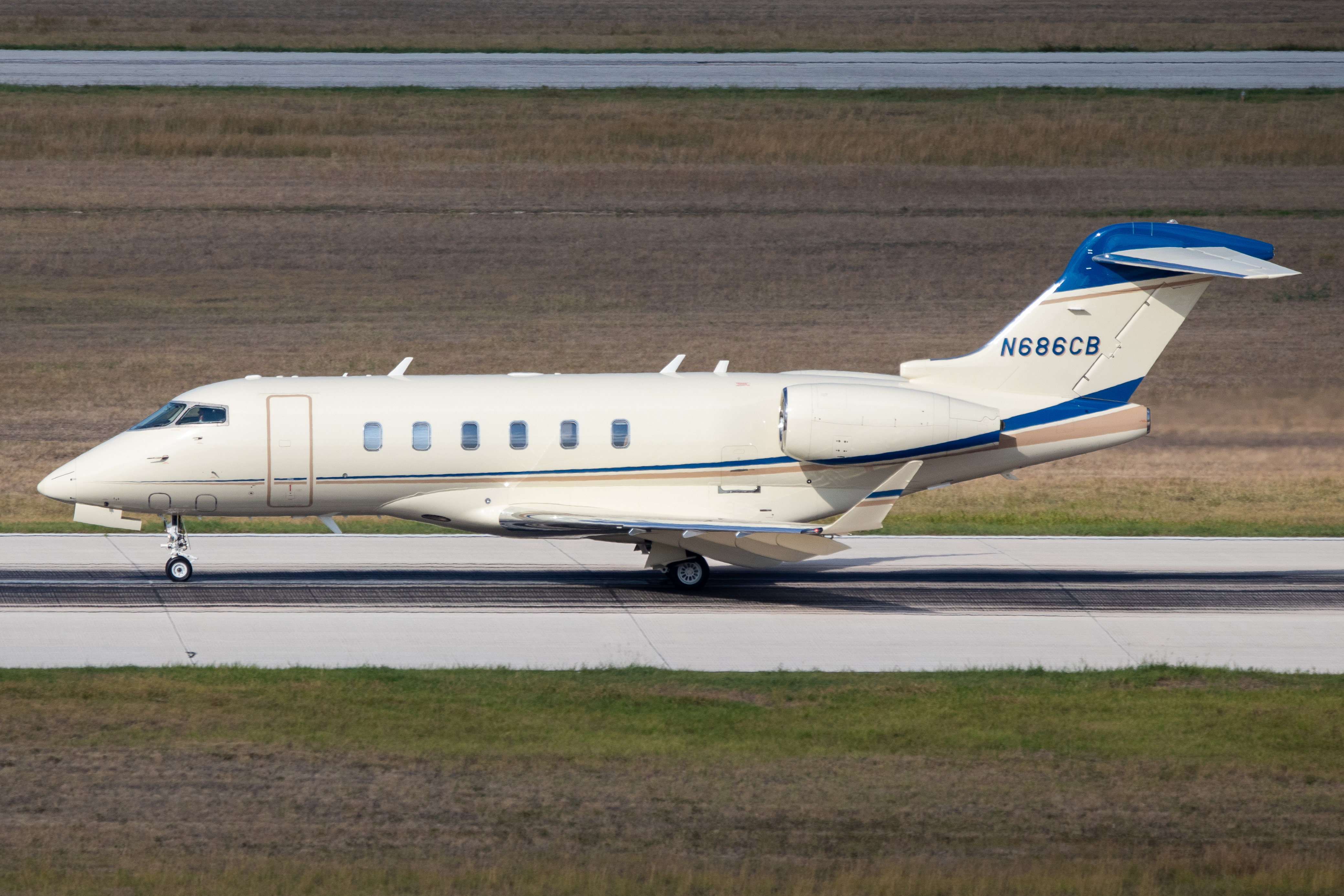 Full size: PRIVATE Bombardier Challenger 350 N686CB at San Antonio International Airport